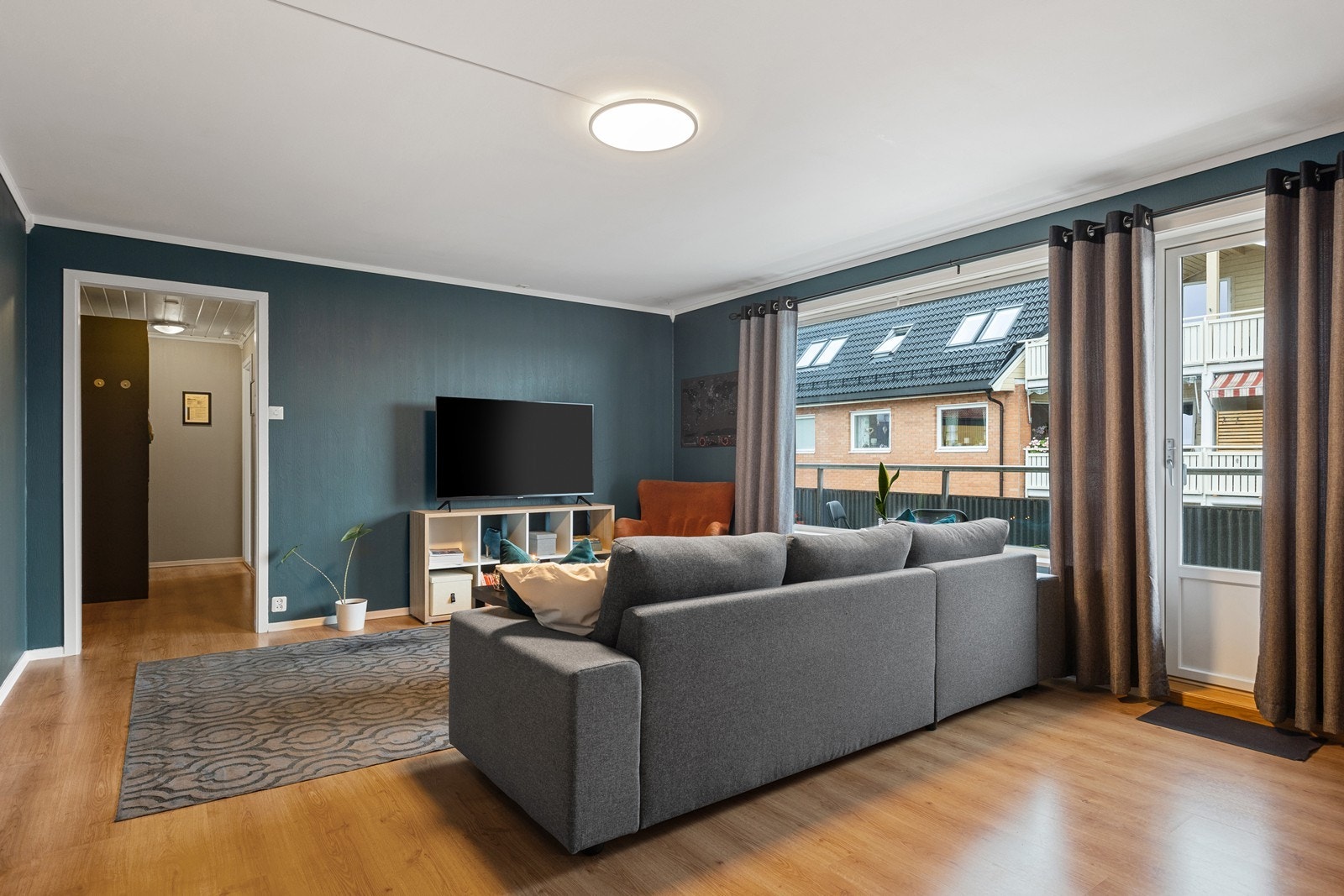 Fra eiendommen har du gangavstand til gågaten med et variert utvalg av butikker, restauranter og kafeer, samt Storbyen kjøpesenter Galleribilde