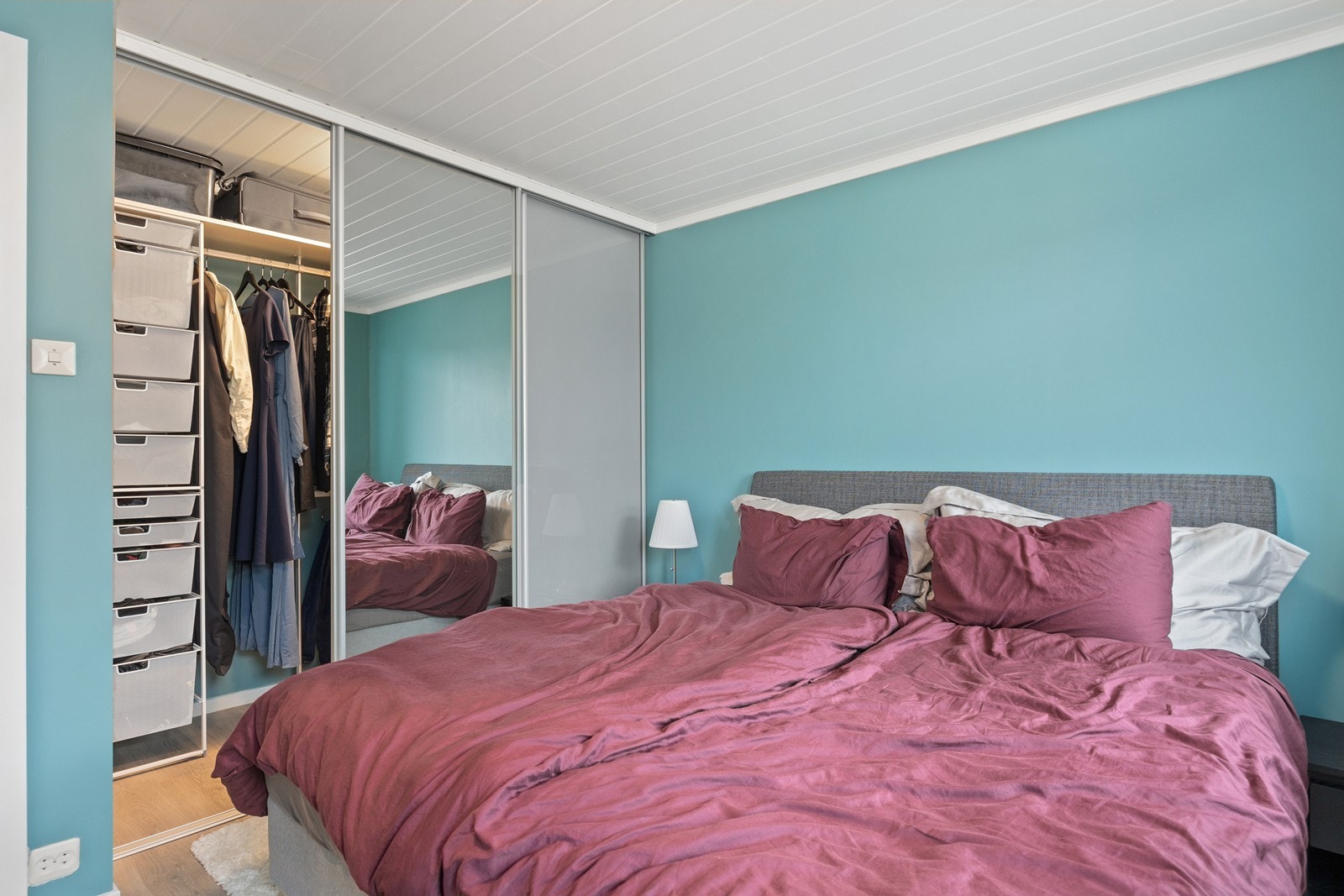 Romslig skyvedørsgarderobe med speilfront Galleribilde