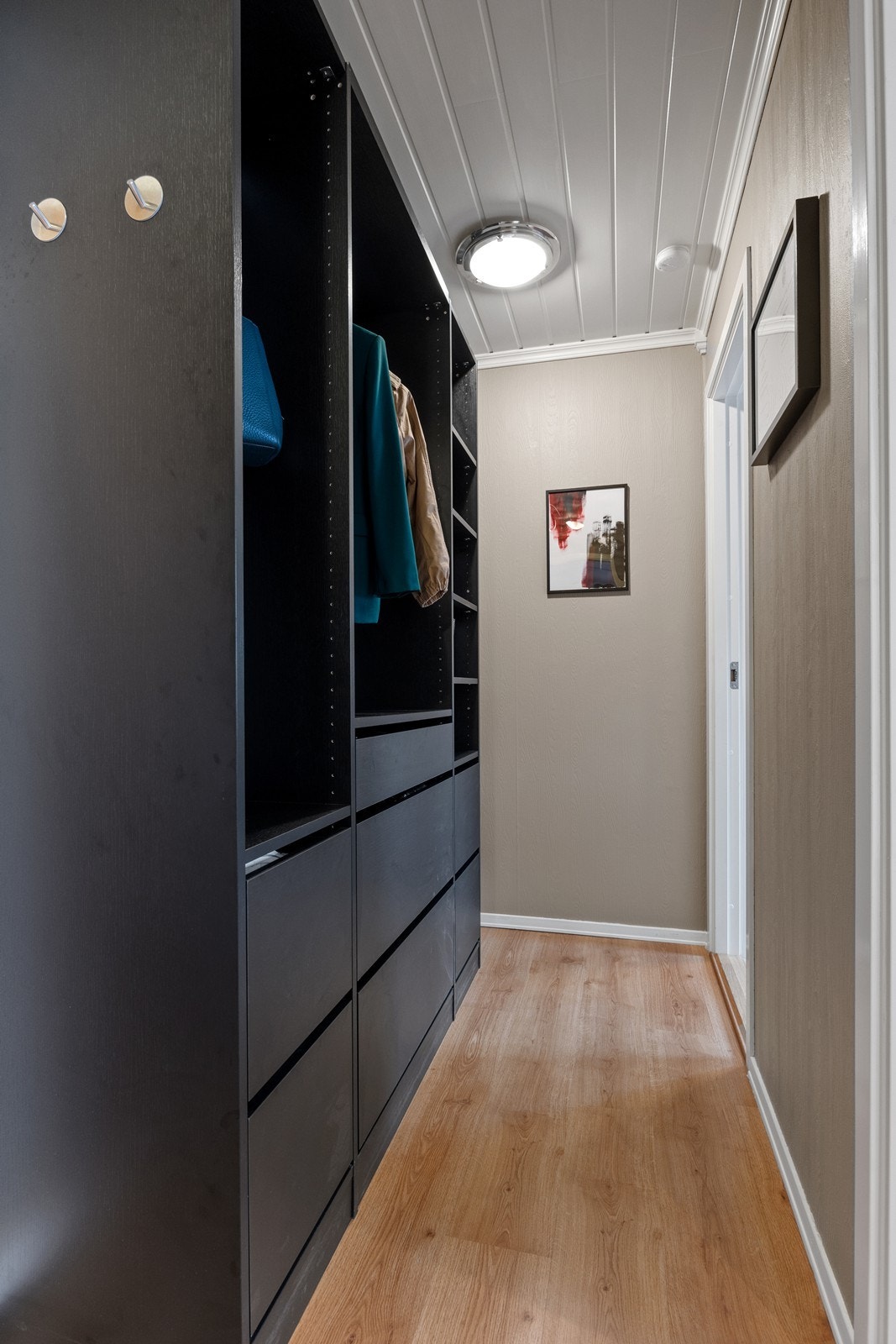 Innbydende entré med stort garderobeskap Galleribilde