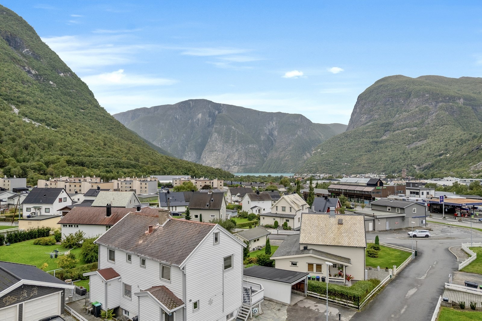 Herfra er det gangavstand til både sentrum, skule, barnehagar og med alt det har å by på, samtidig som det er flotte turområder like ved. Galleribilde