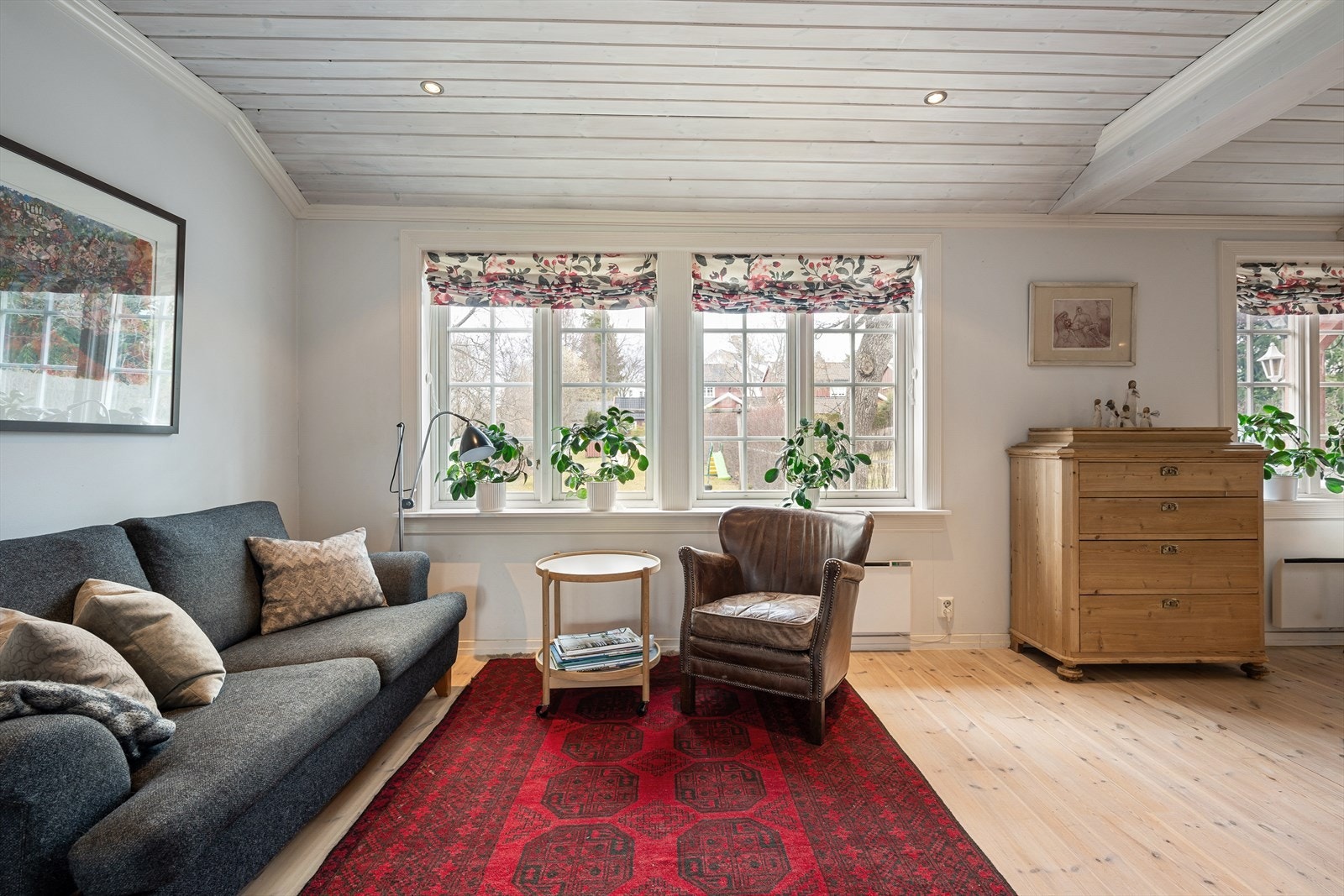 I bakkant av spisestuen ligger dagligstuen. Galleribilde