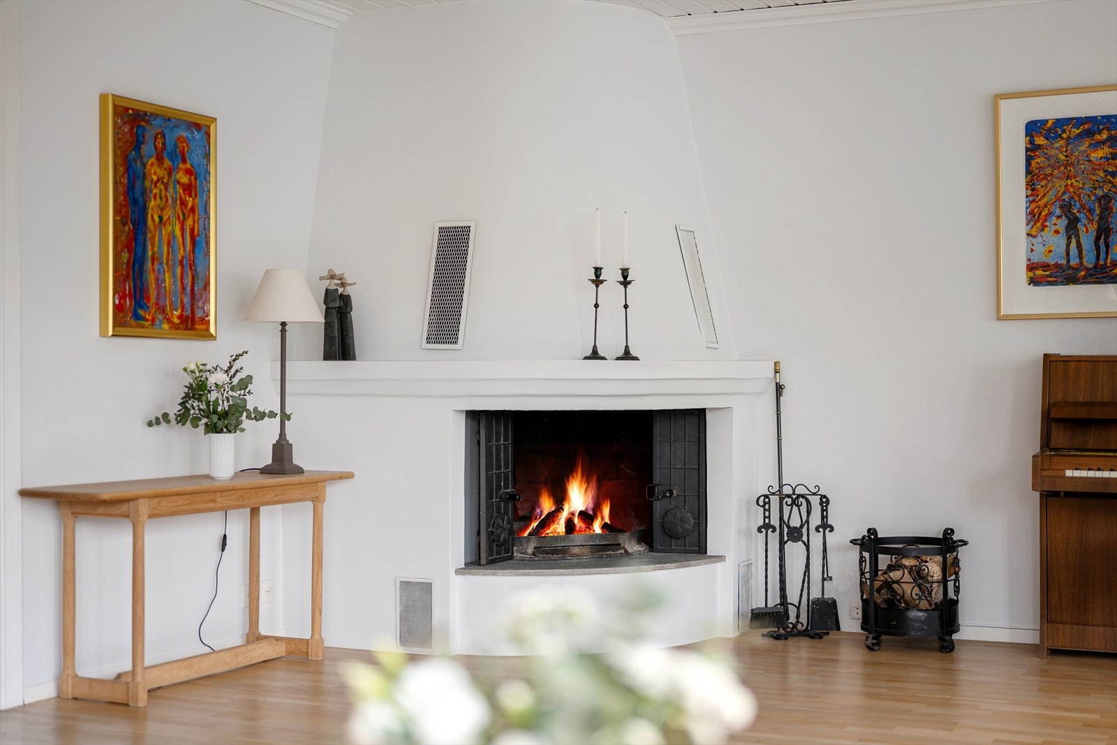 Stemningsfull og varmende peis i stuen. Galleribilde