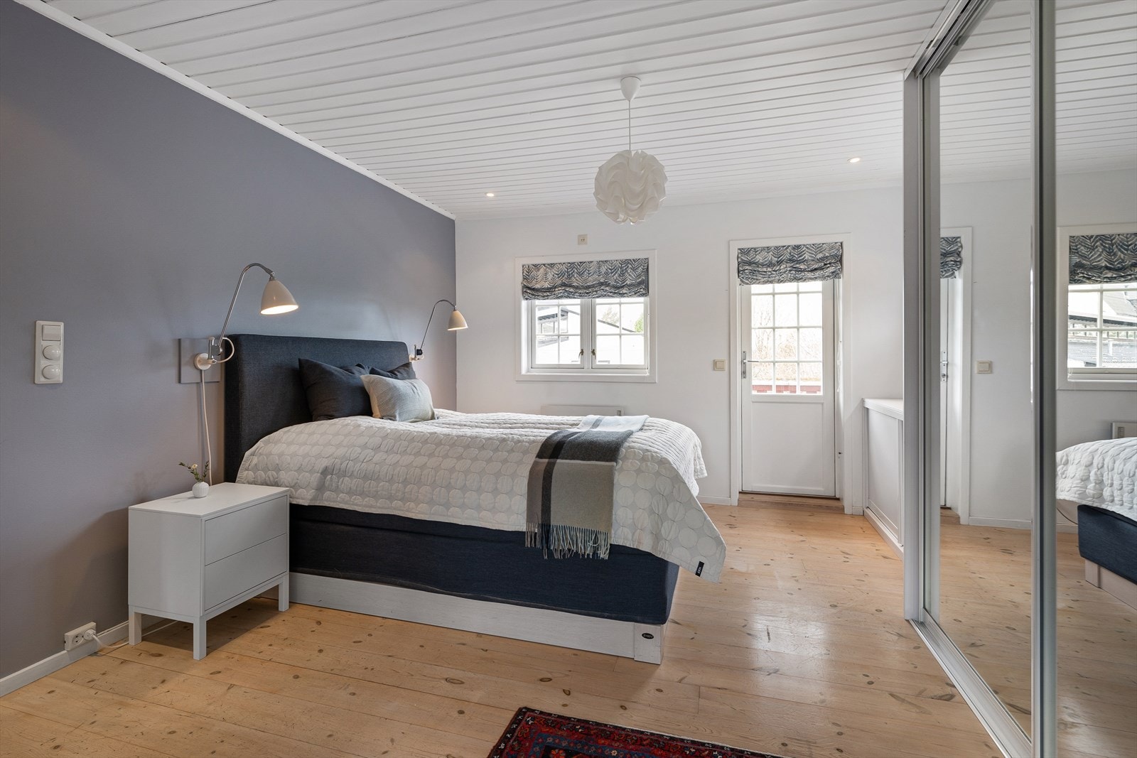 Lyst og luftig hovedsoverom med utgang til balkong. Galleribilde