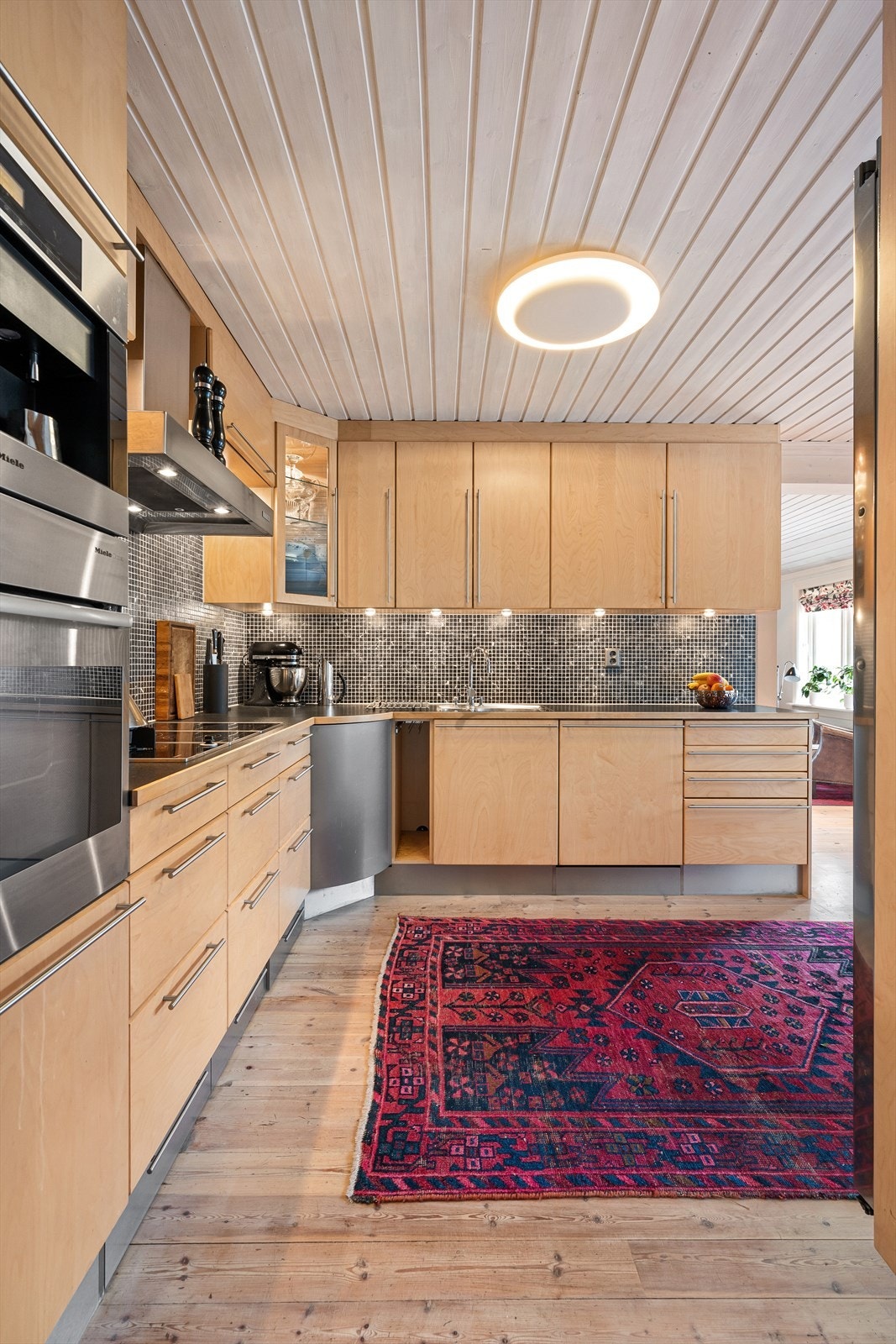 Integrert stekeovn, kaffemaskin, 2 induksjonstopper, gasstopp og oppvaskmaskin. Galleribilde