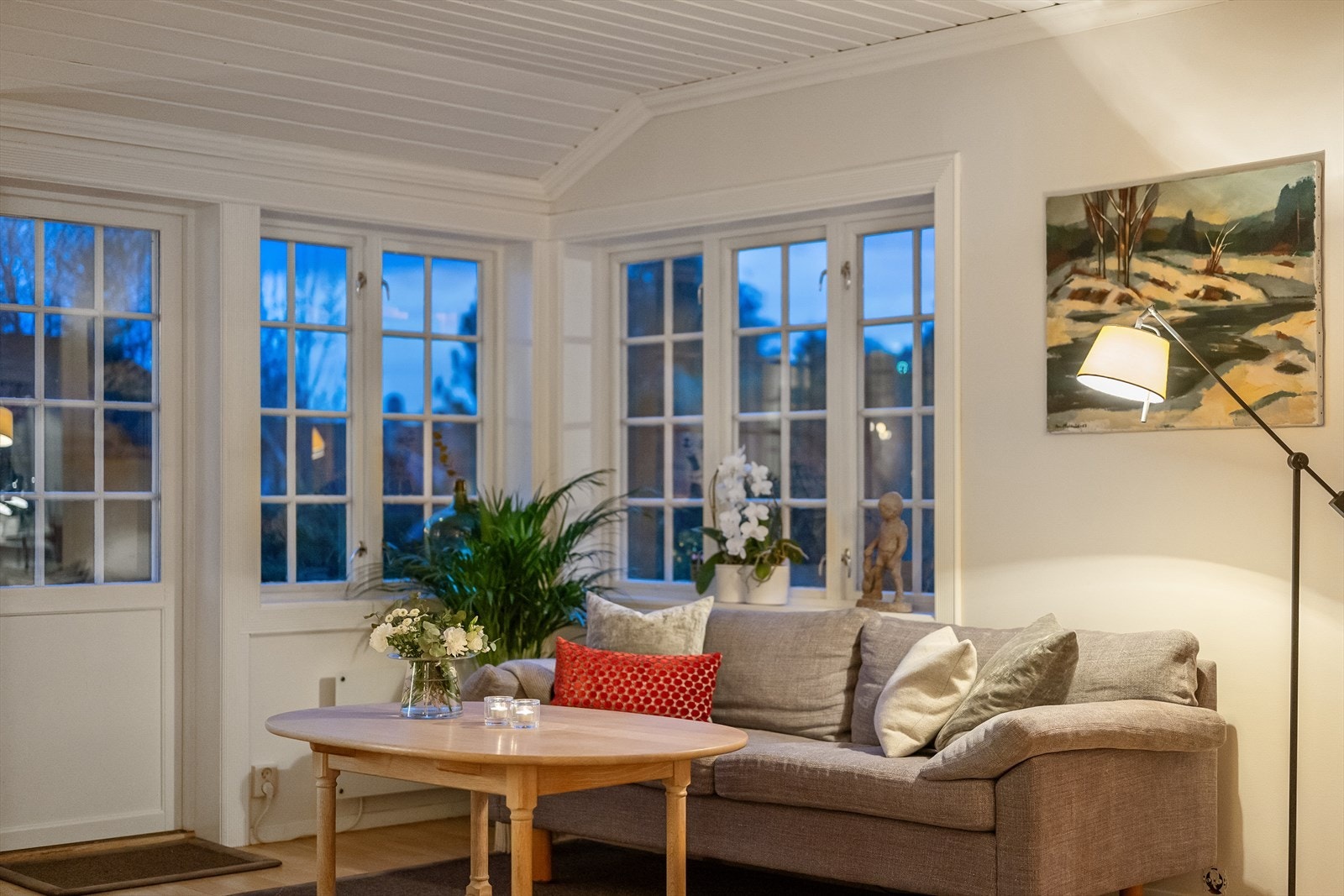 Store vinduer med flott utsyn mot hagen. Galleribilde