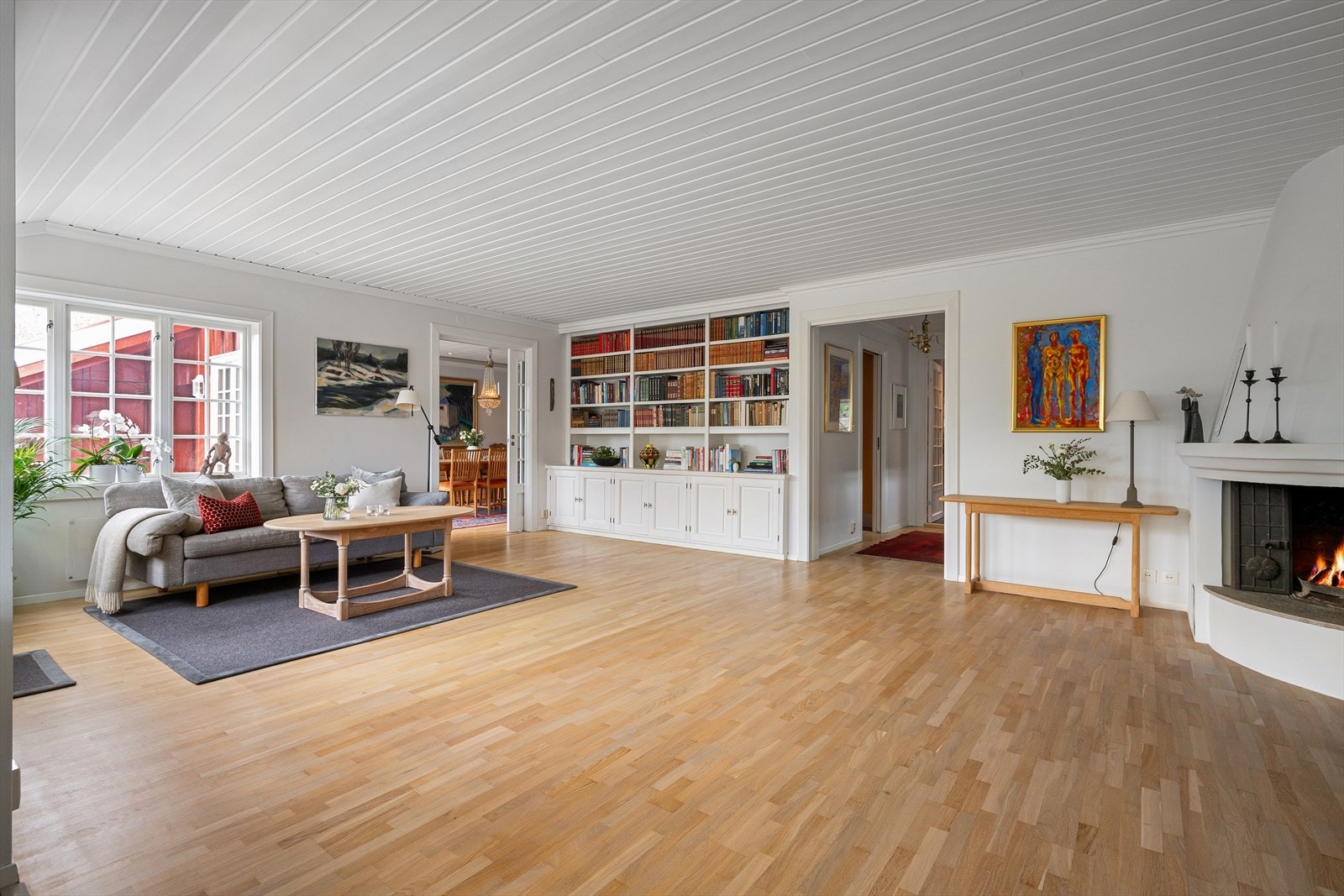 Fra stuen er det utgang til markterrasse og hage. Galleribilde