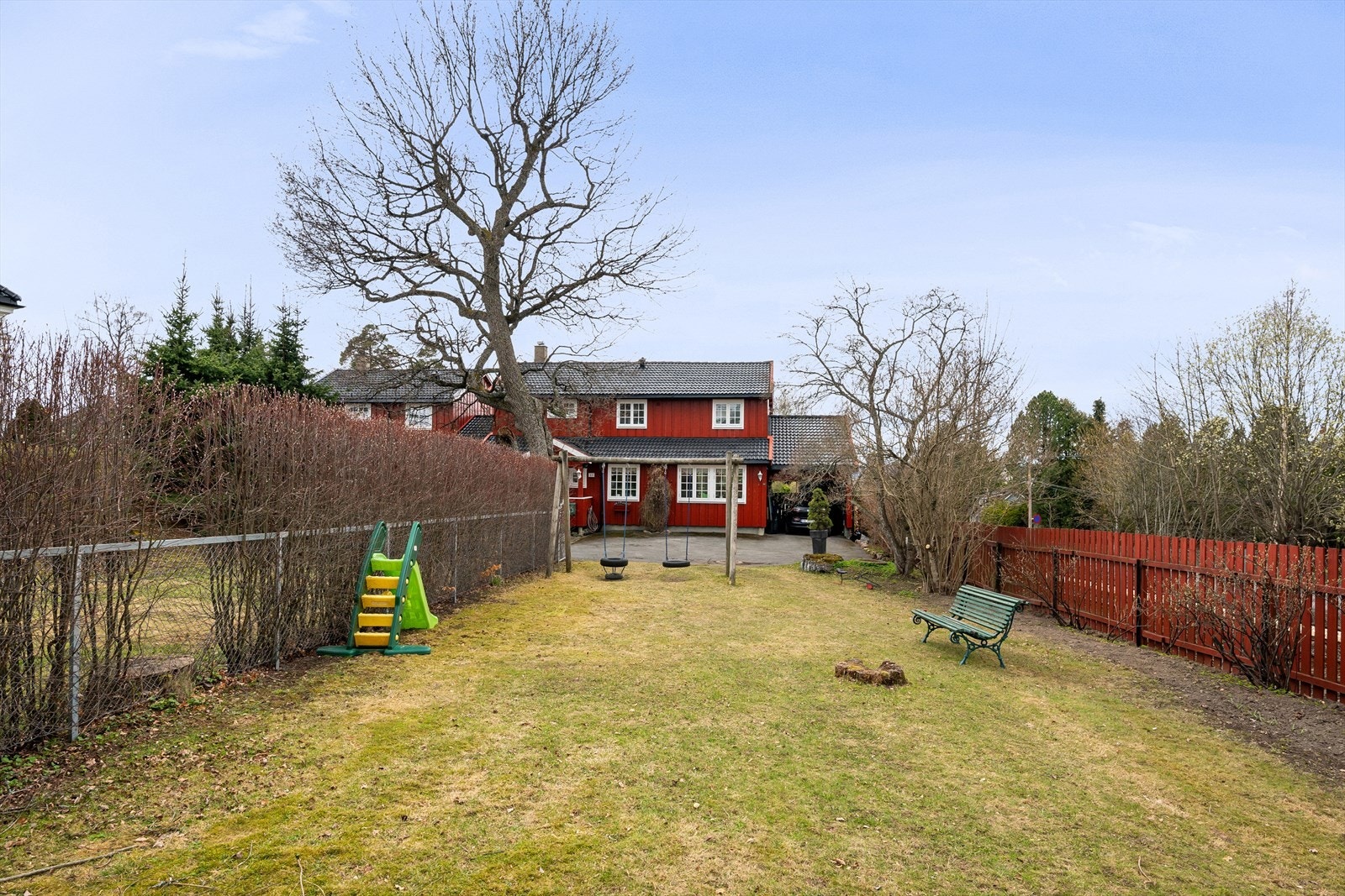 Fellesområdet ligger rett bak boligen, så hit har du utsyn fra kjøkken og hverdagsstuen så du kan slippe barna ut alene. Galleribilde