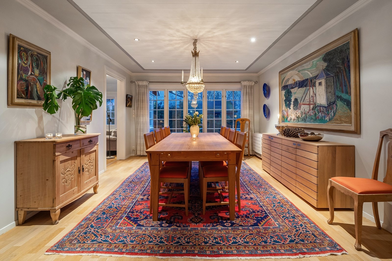 Spisestuen ligger fint plassert i nærheten av kjøkkenet. Ny luft til luft varmepumpe i spisestue i 2022. Galleribilde