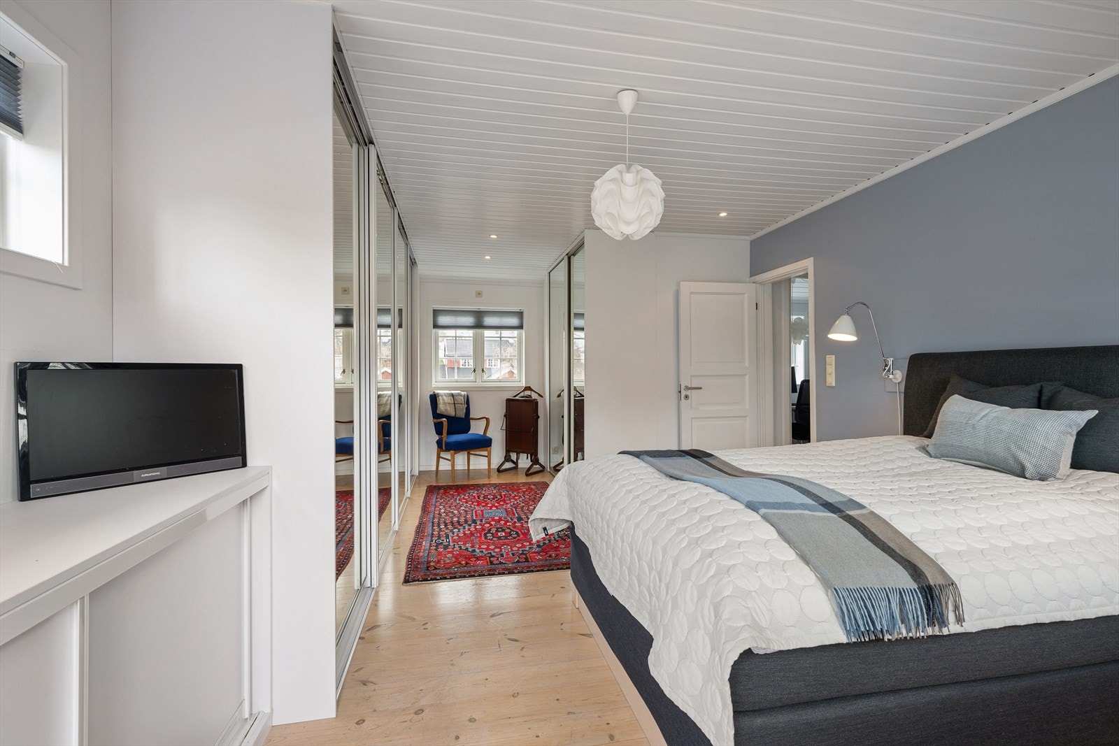 Godt med skapplass på hovedsoverom. Galleribilde