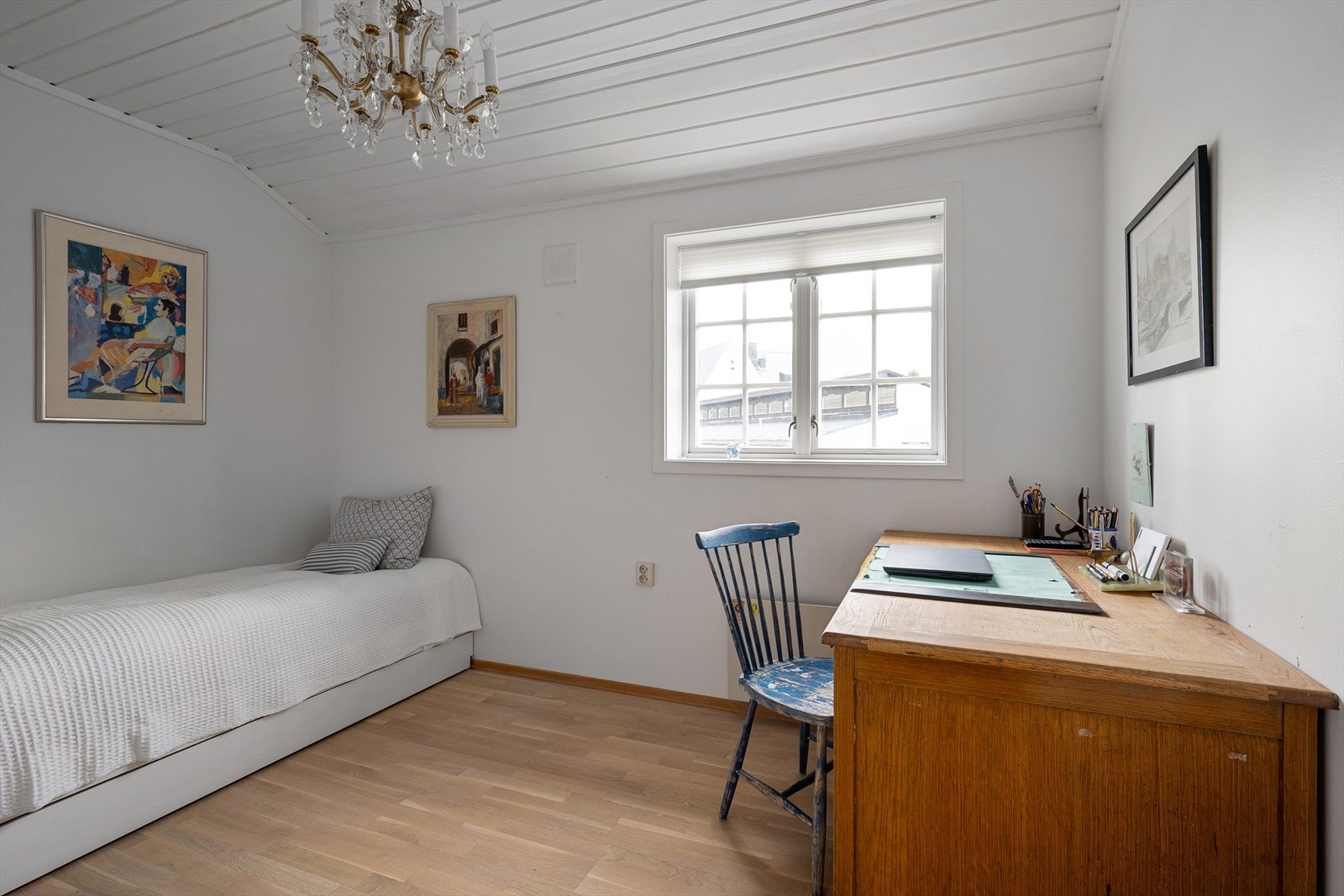 Soverom 2 - God plass til seng, skrivebord og garderobe. Galleribilde