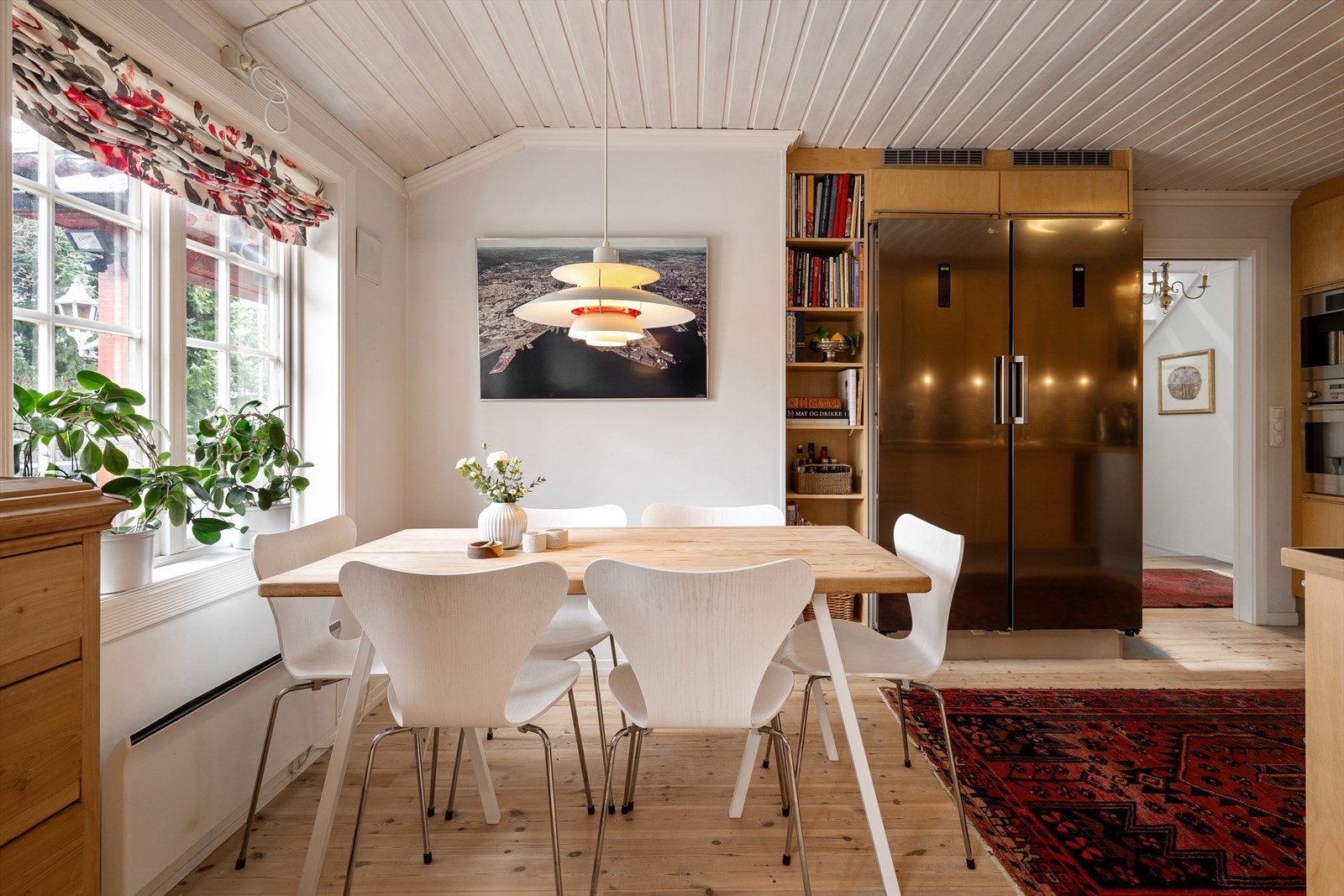 Stor spiseplass på kjøkkenet. Galleribilde