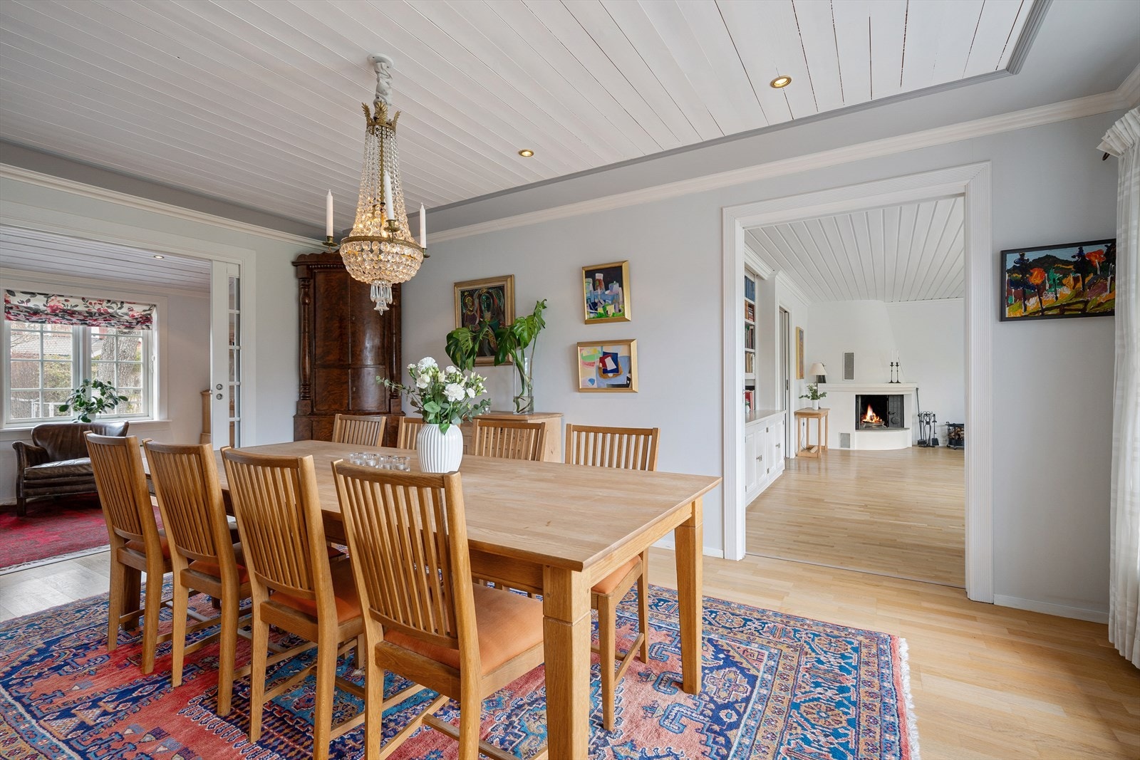 Lys og luftig spisestue med plass til langbord. Galleribilde