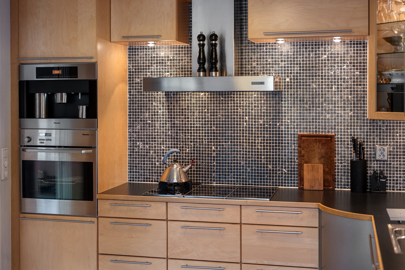 Kjøkkenet har godt med benk- og skapplass. Galleribilde