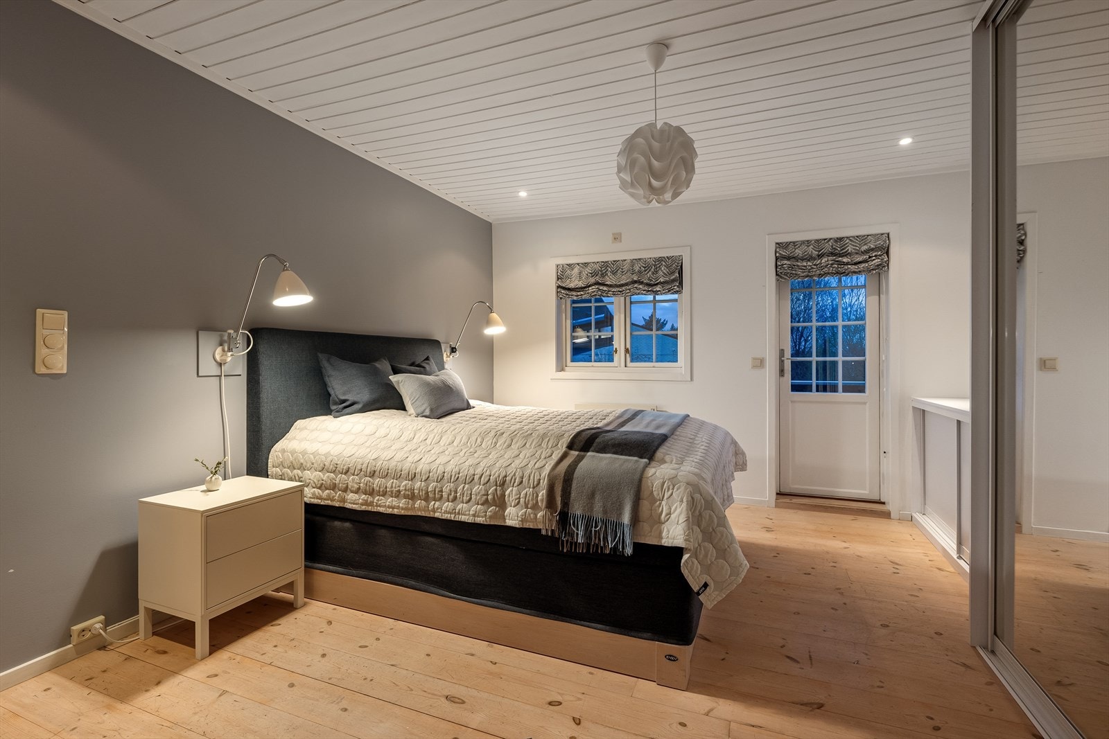 Det store soverommet har god plass til dobbeltseng, nattbord og skyvedørsgarderobe. Galleribilde