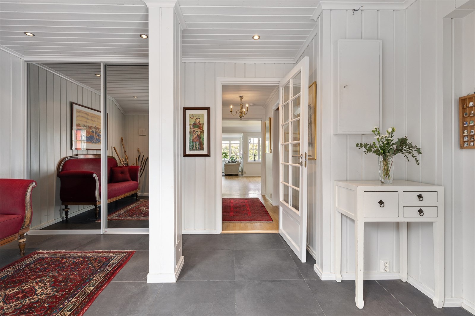 Stor skyvedørsgarderobe med plass til yttertøy og sko. Galleribilde