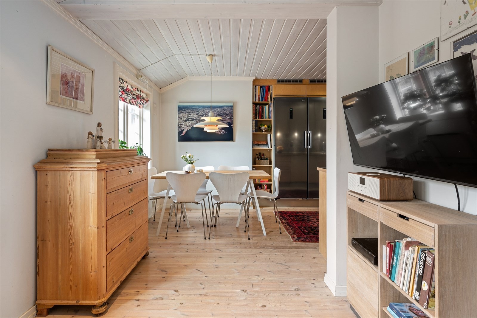 Hyggelig spiseplass på kjøkkenet. Galleribilde