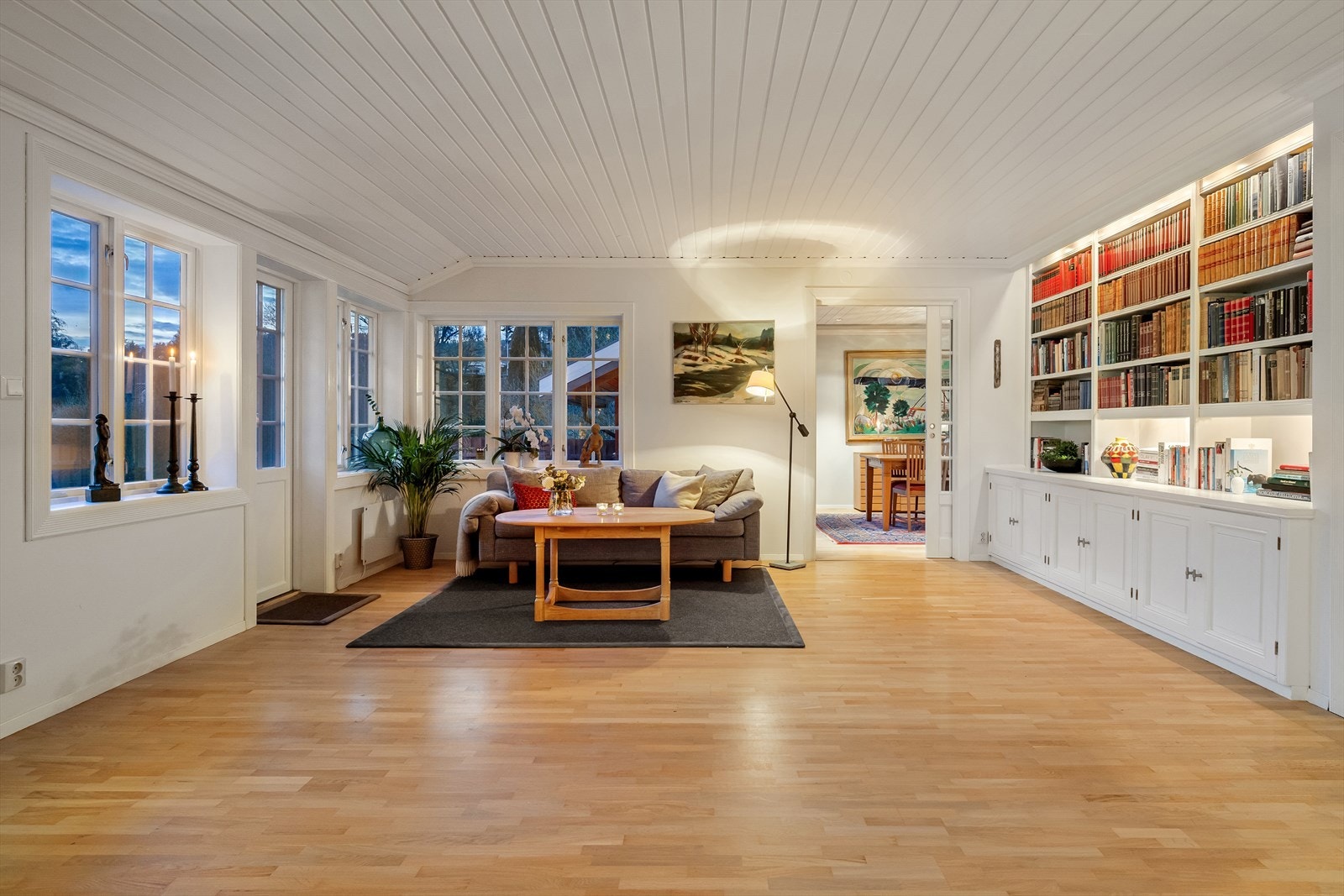 Store plassbygde hyller i stuen. Galleribilde