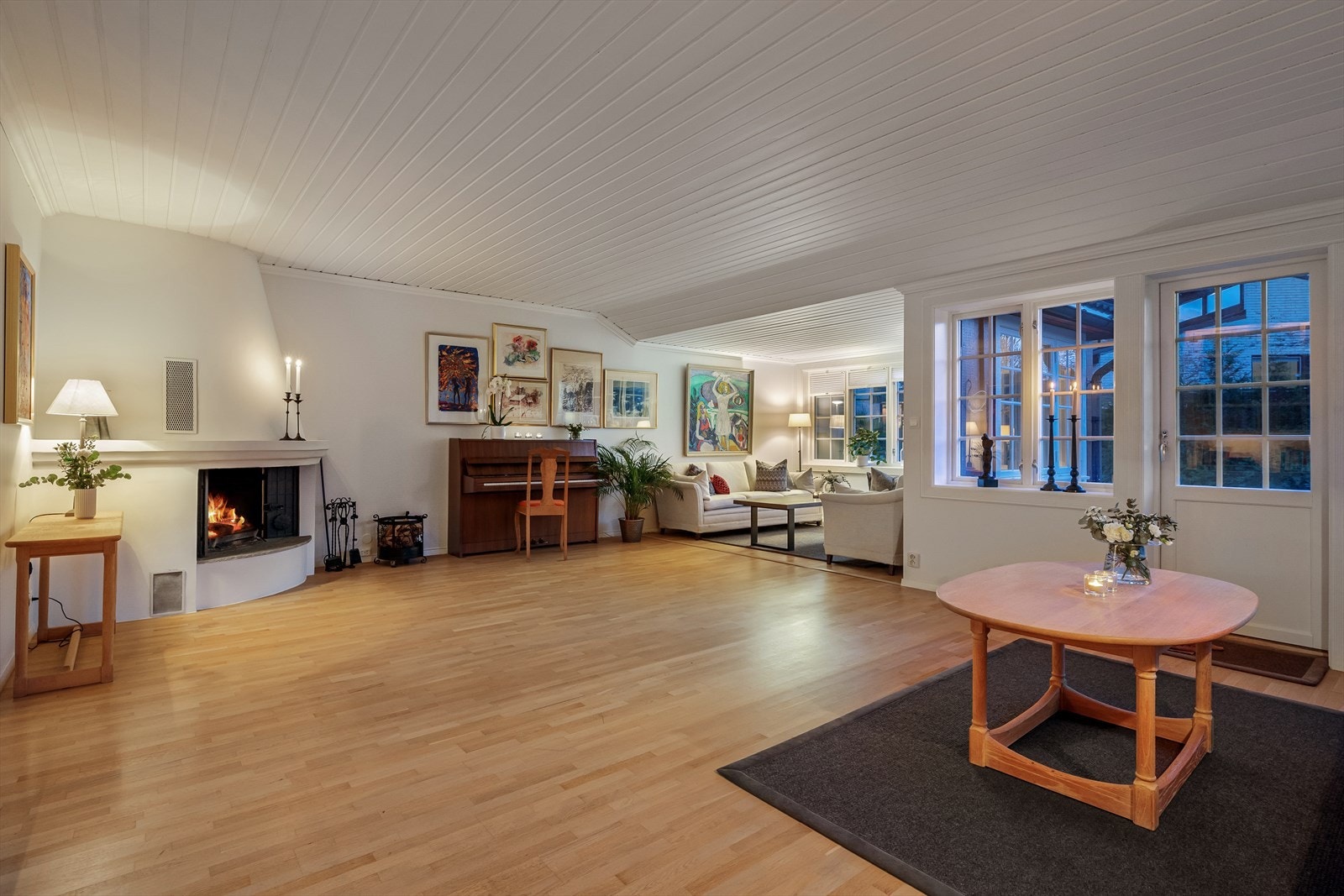 Boligen har store og sosiale soner. Galleribilde