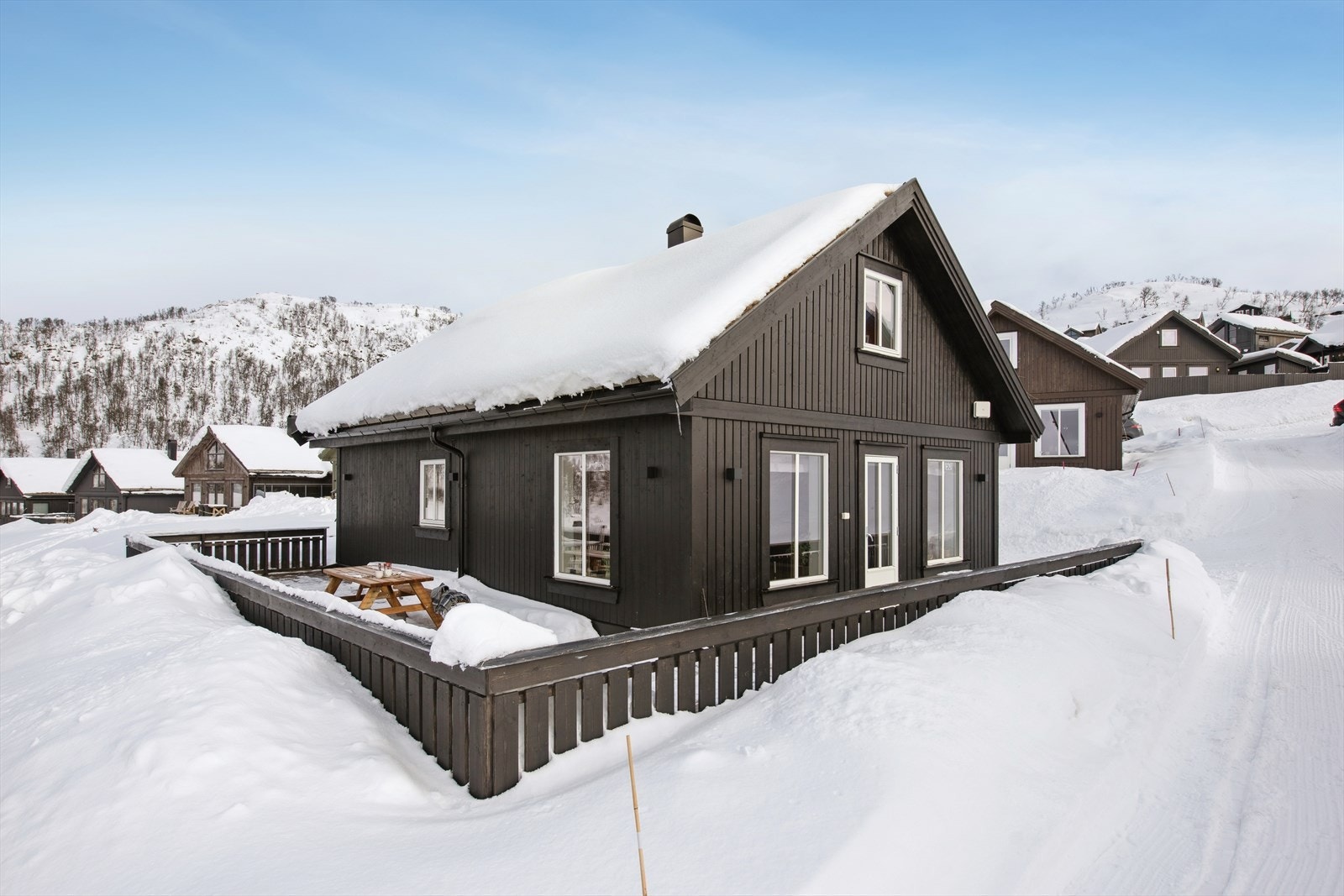 Flott hytte med høy standard, stor terrasse, bod og suveren beliggende i fantastiske omgivelser Galleribilde