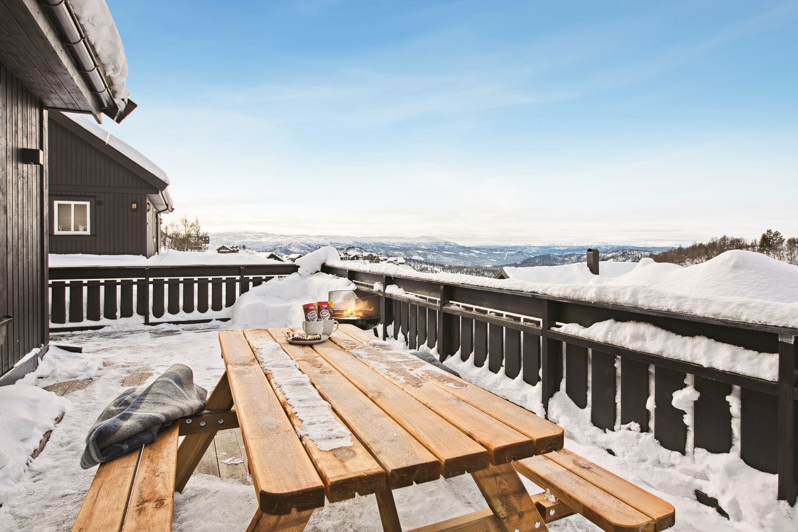 Fantastisk utsikt fra terrassen ut over fjellandskap Galleribilde