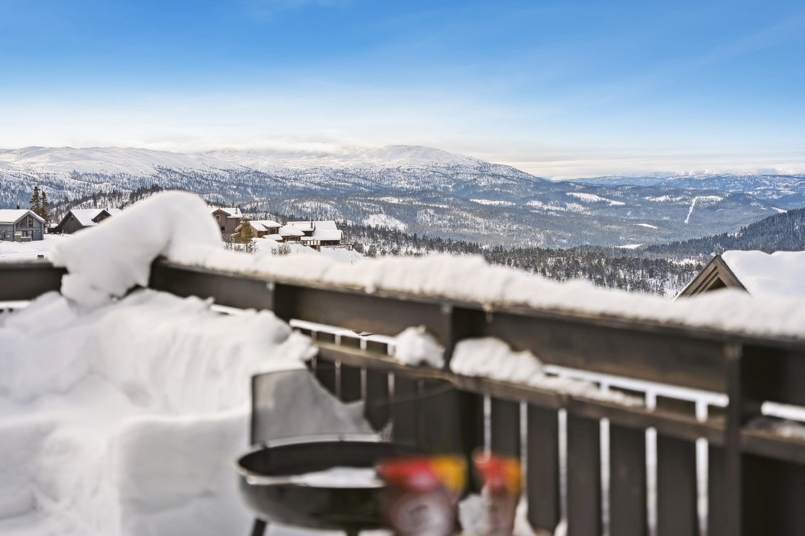 Jeanette i DNB Eiendom har gleden av å presentere Skitrekket 50. Fantastisk beliggenhet utsikt fra terrassen ut over fjellandskap Galleribilde