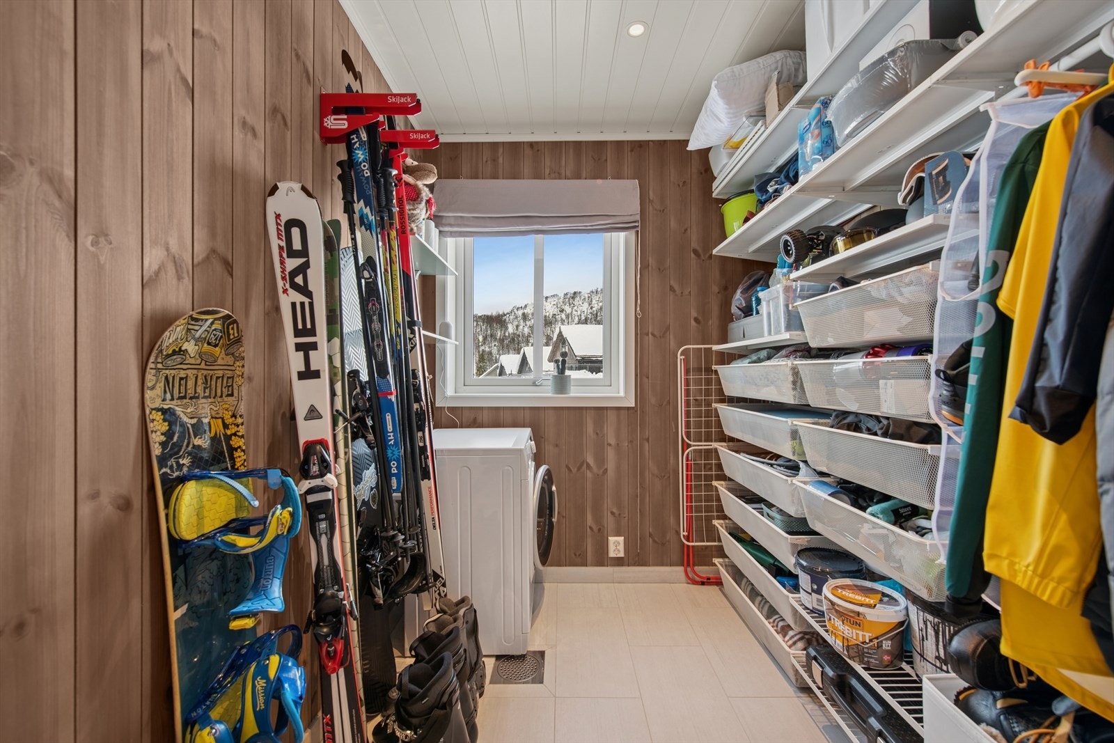 Fra entré er det direkte adkomst til vaskerom som er innredet med hyller og har plass til ski og utstyr. Vaskerommet er flislagt med opplegg for vaskemaskin Galleribilde