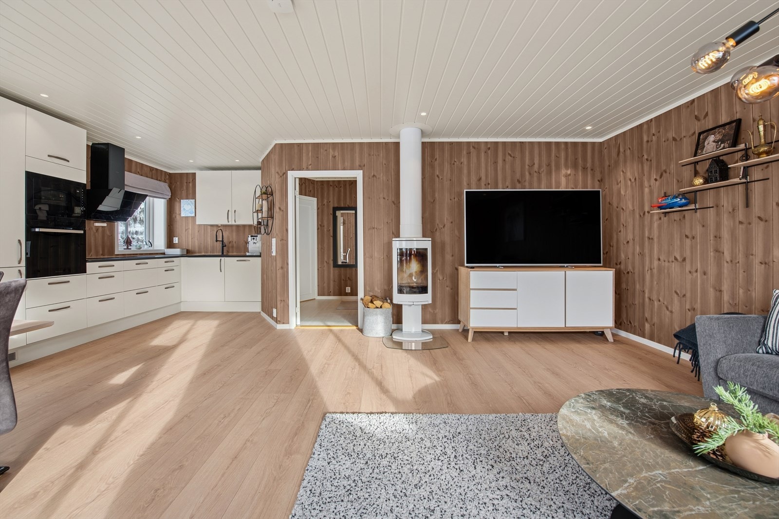 Romslig stue med varme og komfort - perfekt for både rolige kvelder og livlige treff med venner. Galleribilde