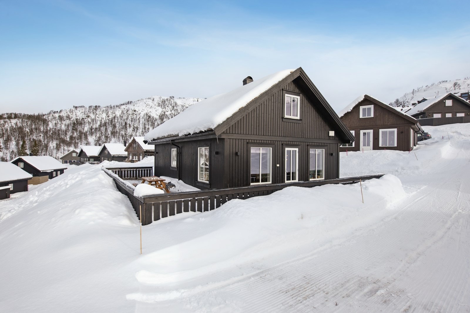 Eiendommen ligger i tilkytning til Rauland Skisenter, som er Telemarks største vinterdestinasjon med flere skiområder, heiser og et variert tilbud av alpinbakker for både nybegynnere og erfarne skiløpere Galleribilde