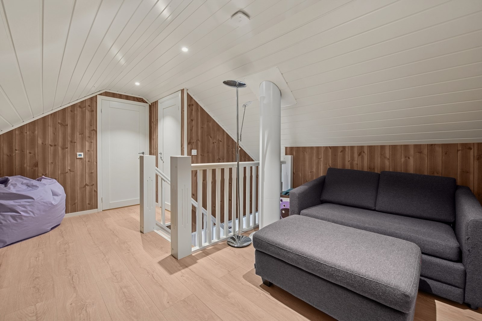 Etasjen inneholder også en praktisk loftstue som egner seg godt som et ekstra oppholdsrom Galleribilde