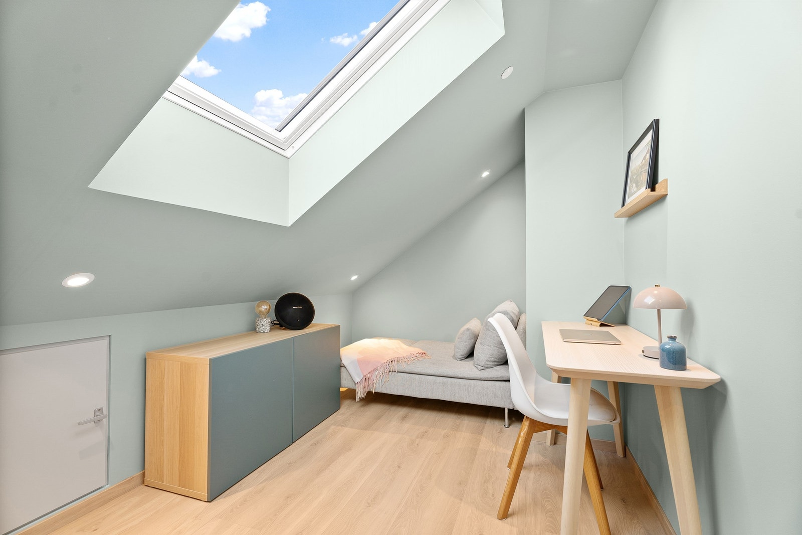 Soverom nr. 3 er i dag brukt til kontor/ekstra gjesterom. Til venstre finner du også et mindre kneloft med oppbevaringsmulighet. Galleribilde