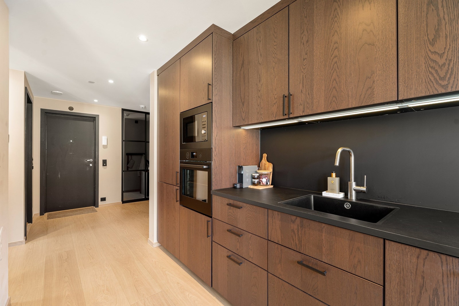 Fra kjøkkenet går vi videre til badet som er inn døren til venstre. Galleribilde