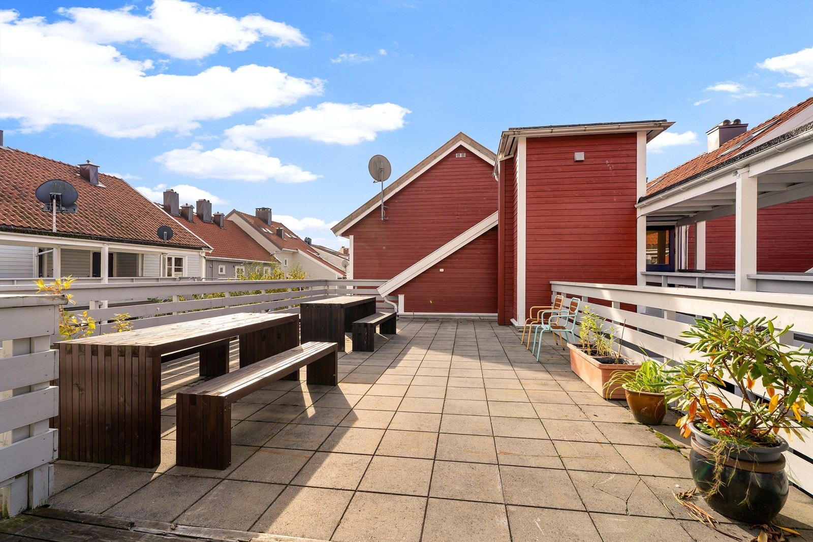 Borettslaget har også en felles takterassse like ved. Her har du med andre ord flere flotte uteplasser du kan benytte. Galleribilde