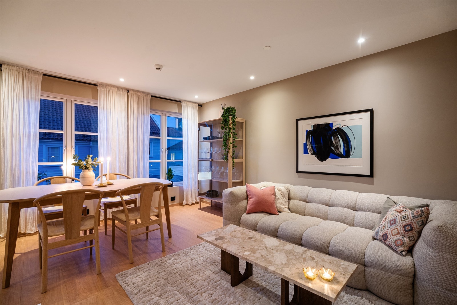 Leiligheten vender mot en rolig bakgård som tilhører borettslaget. Galleribilde