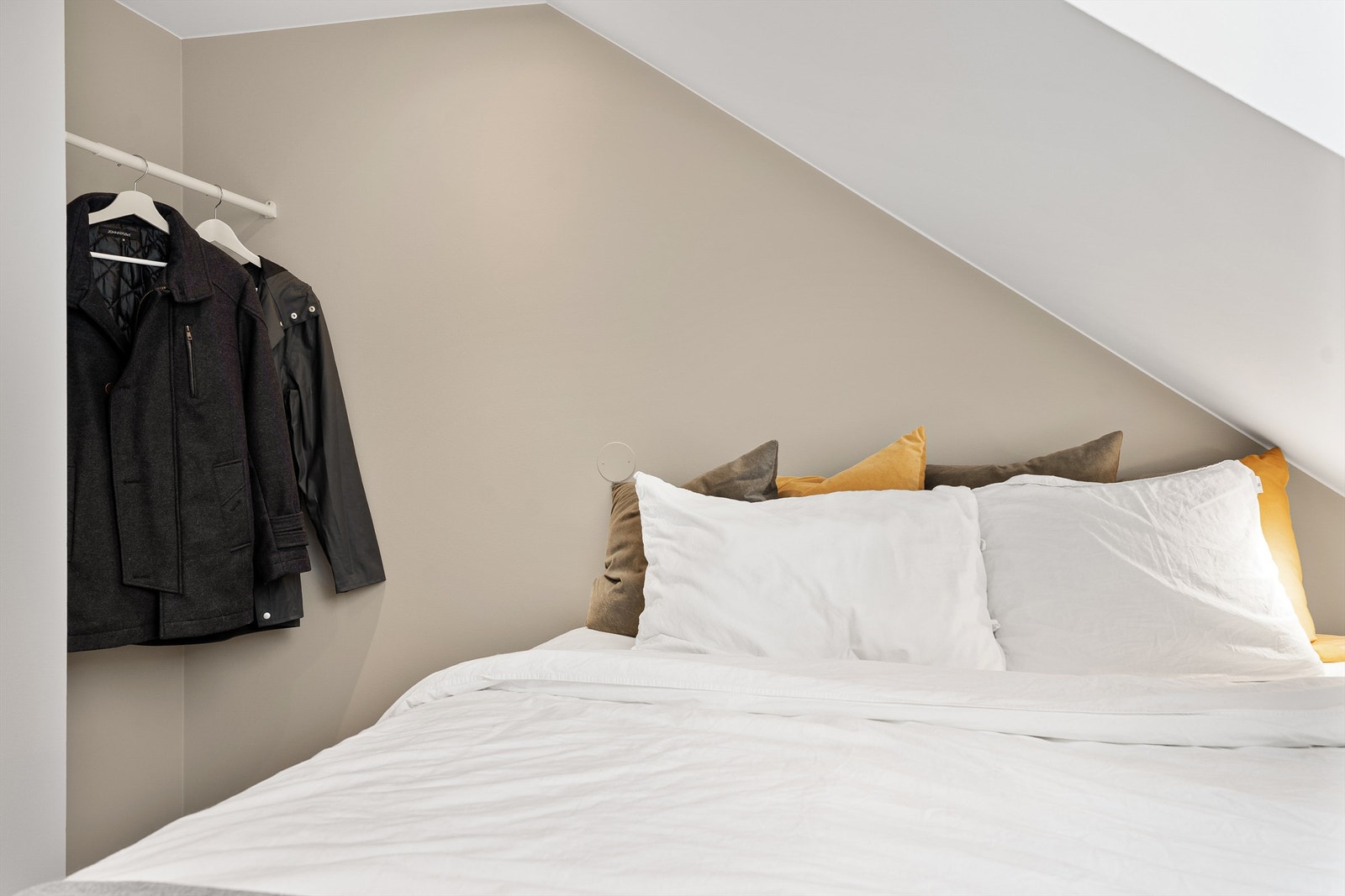 Det er også innhuk med plass til garderobe, kommode e.l. for oppbevaring. Galleribilde