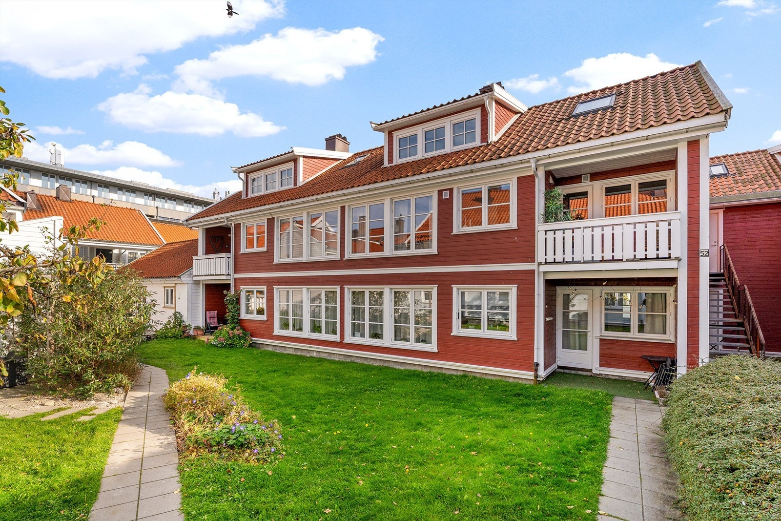 Leiligheten har en flott beliggenhet i byen samt i borettslaget. Foruten tre vinduer i øverste etasje vender hele leiligheten mot bakgården. Galleribilde