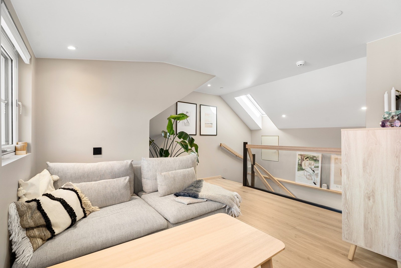 Loftsstue med plass til sofagruppe og tv-seksjon. Under vinduet til høyre i bildet er det også et kneloft med ekstra oppbevaringsplass. Galleribilde