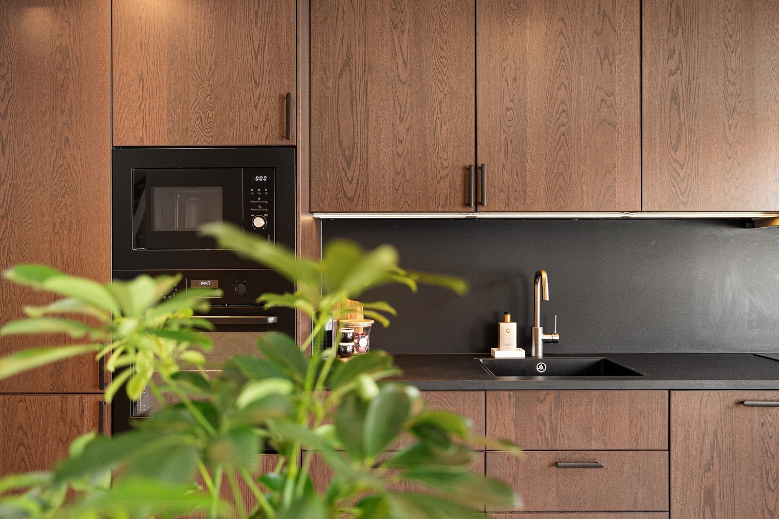 Det er også en praktisk underlimt vask som gjør rengjøring enkelt! Galleribilde