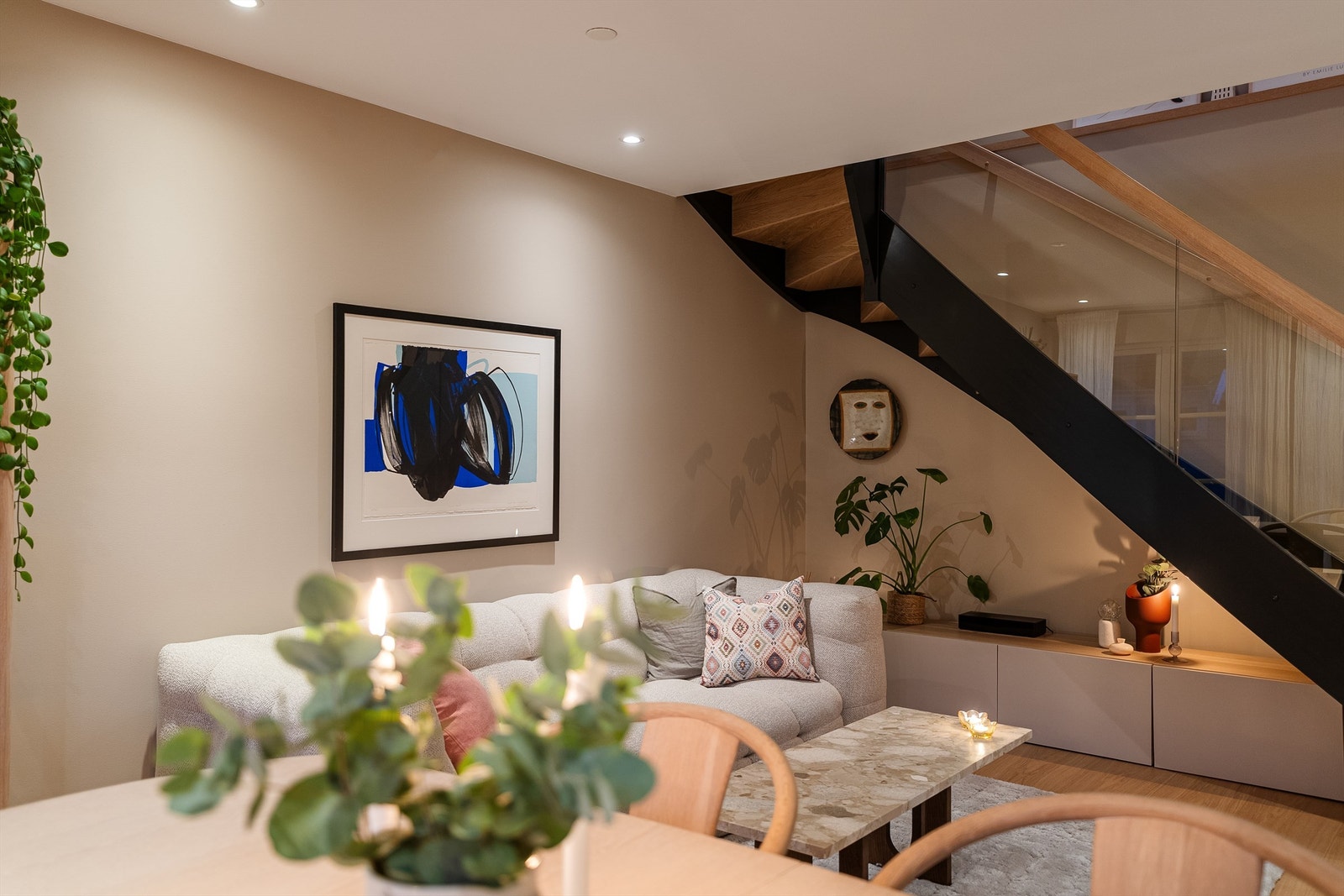 Under trappen er det også plass til ekstra oppbevaringsmøbel. Galleribilde