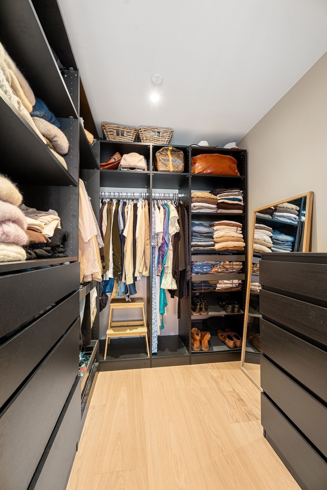 Garderoben har godt med skap, skuffer og hyller. Perfekt for deg som trenger litt oppbevaringsplass! Galleribilde