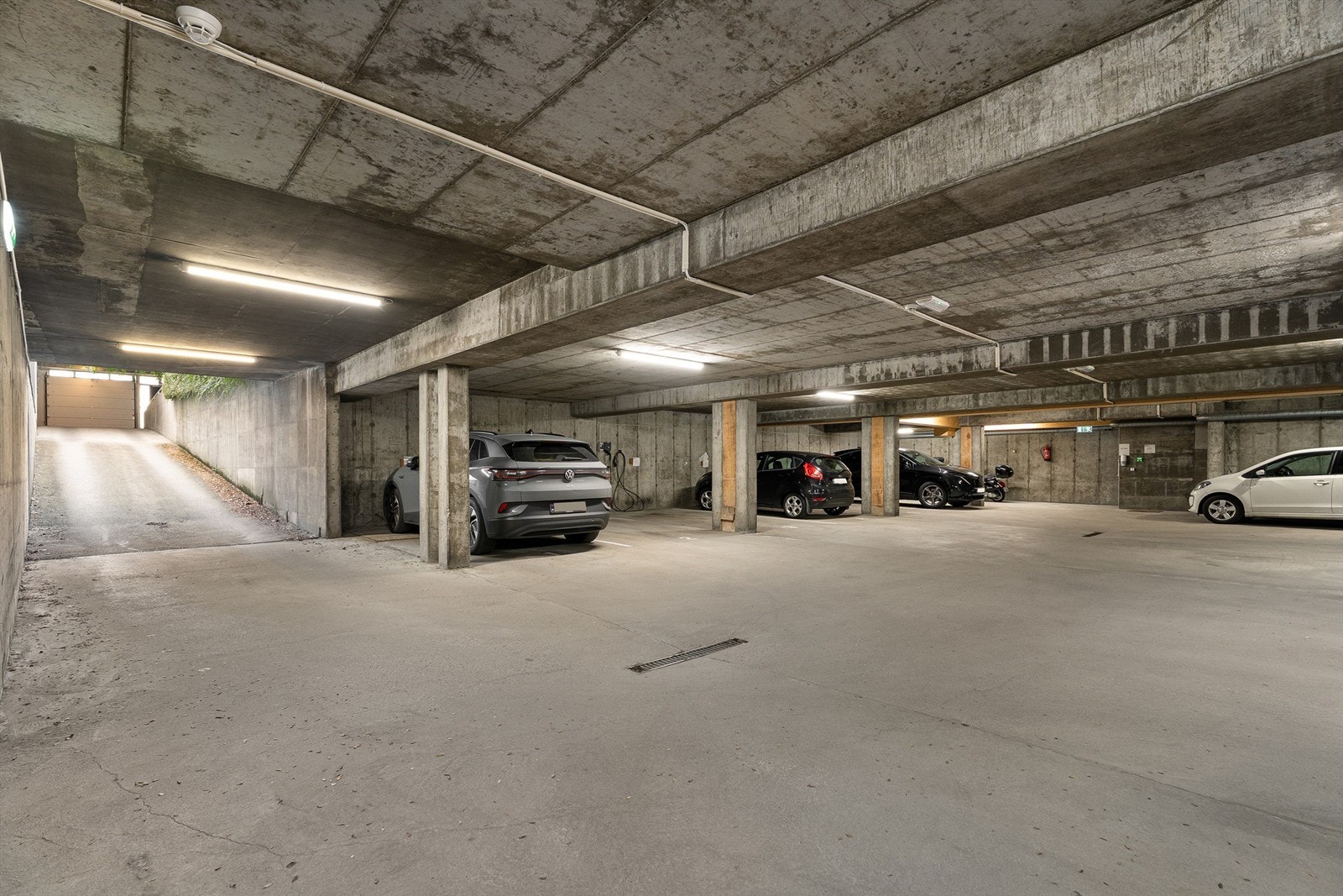 Nåværende eier har leid en p-plass i felles anlegg. P-plassene fordeles etter ansiennitet og koster kr. 1.000,- ekstra i husleie pr. mnd. Galleribilde