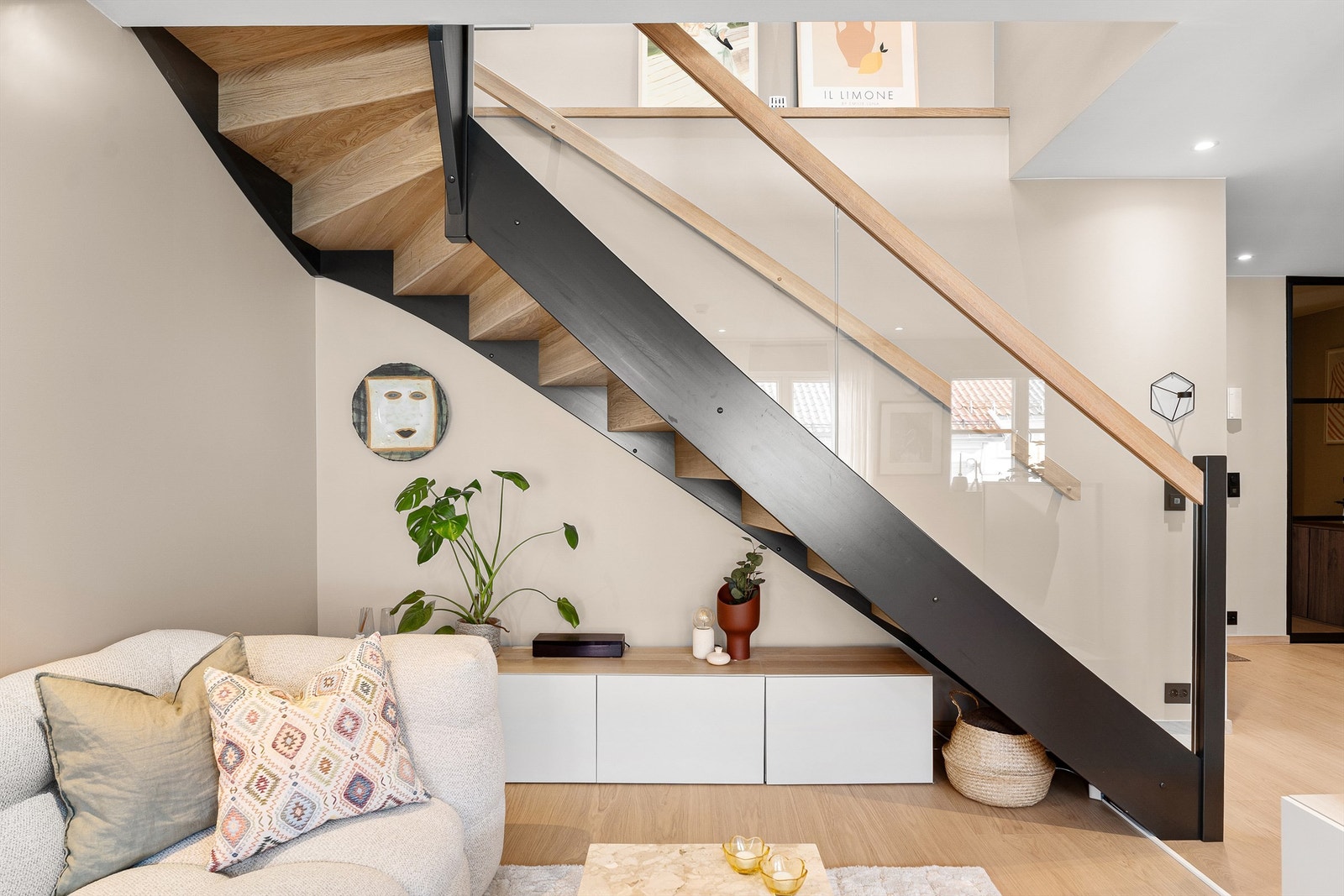 Videre tar vi den flotte trappen opp til boligens øverste etasje. Galleribilde