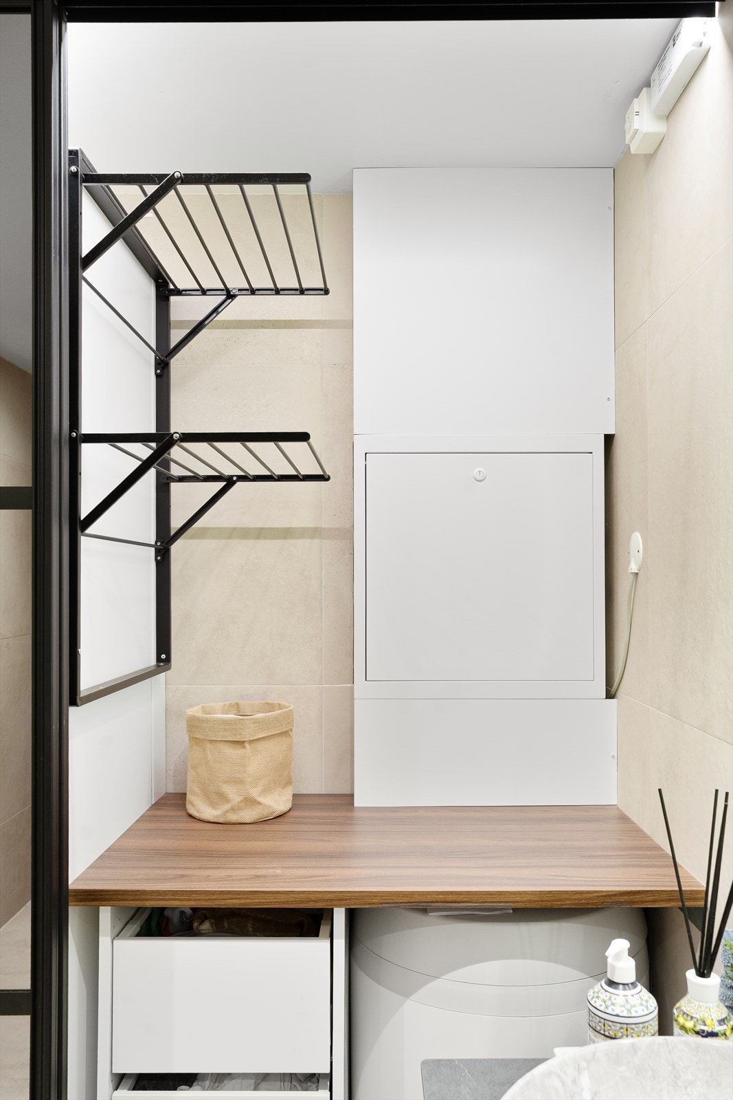 Bak skyvedøren finner du praktisk oppheng til klesvasken, oppbevaringsskuffer og teknisk anlegg. På andre siden finner du opplegg til vaskemaskin og tørketrommel samt oppbevaring. Galleribilde