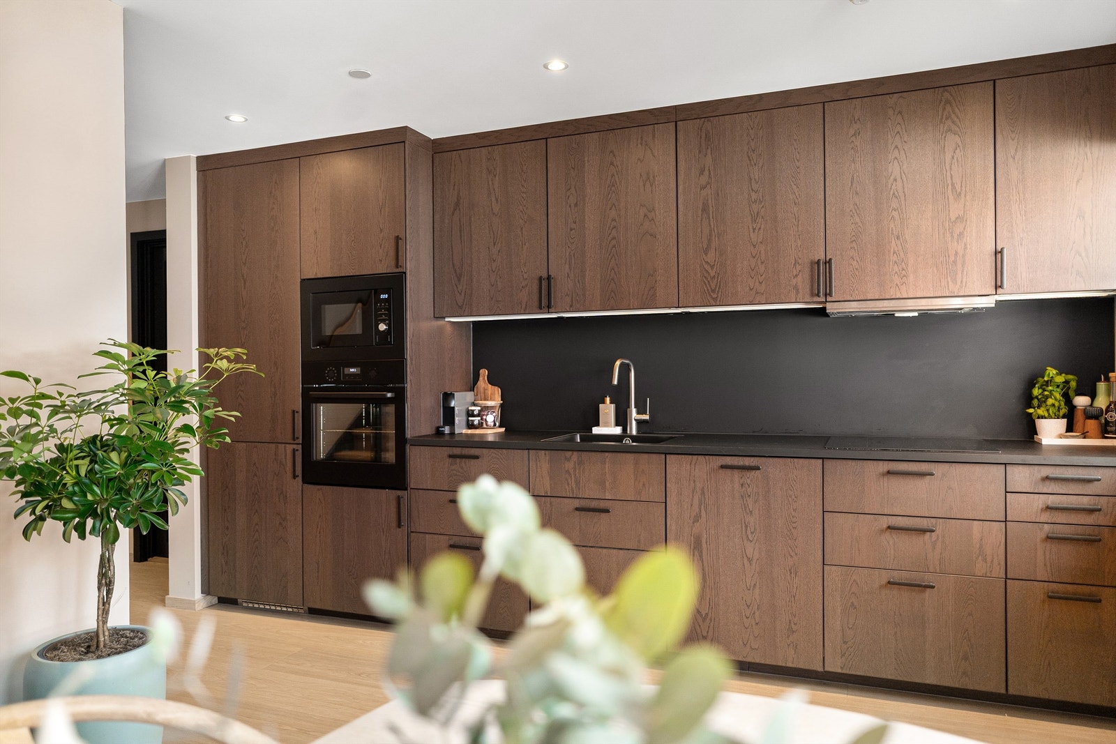 Kjøkkenet er fra IKEA og har godt med over- og underskap. Galleribilde