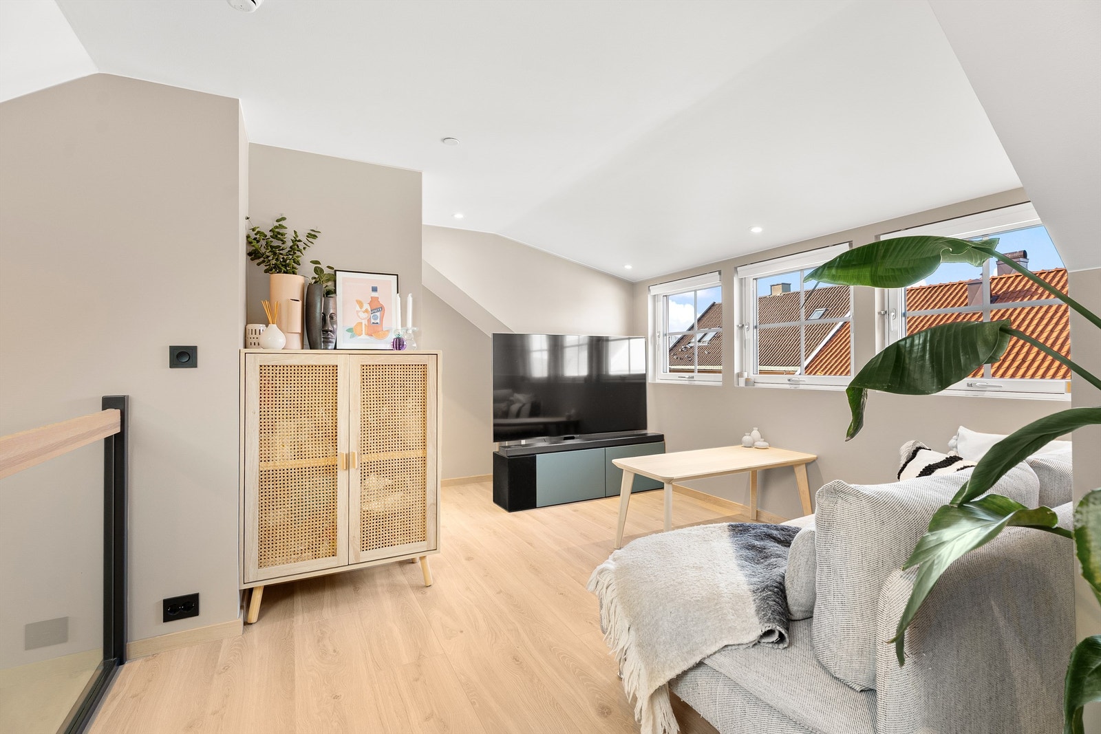 Fra stuen er det videre inngang til soverom nr. 2 og 3 samt ekstra toalettrom. Galleribilde