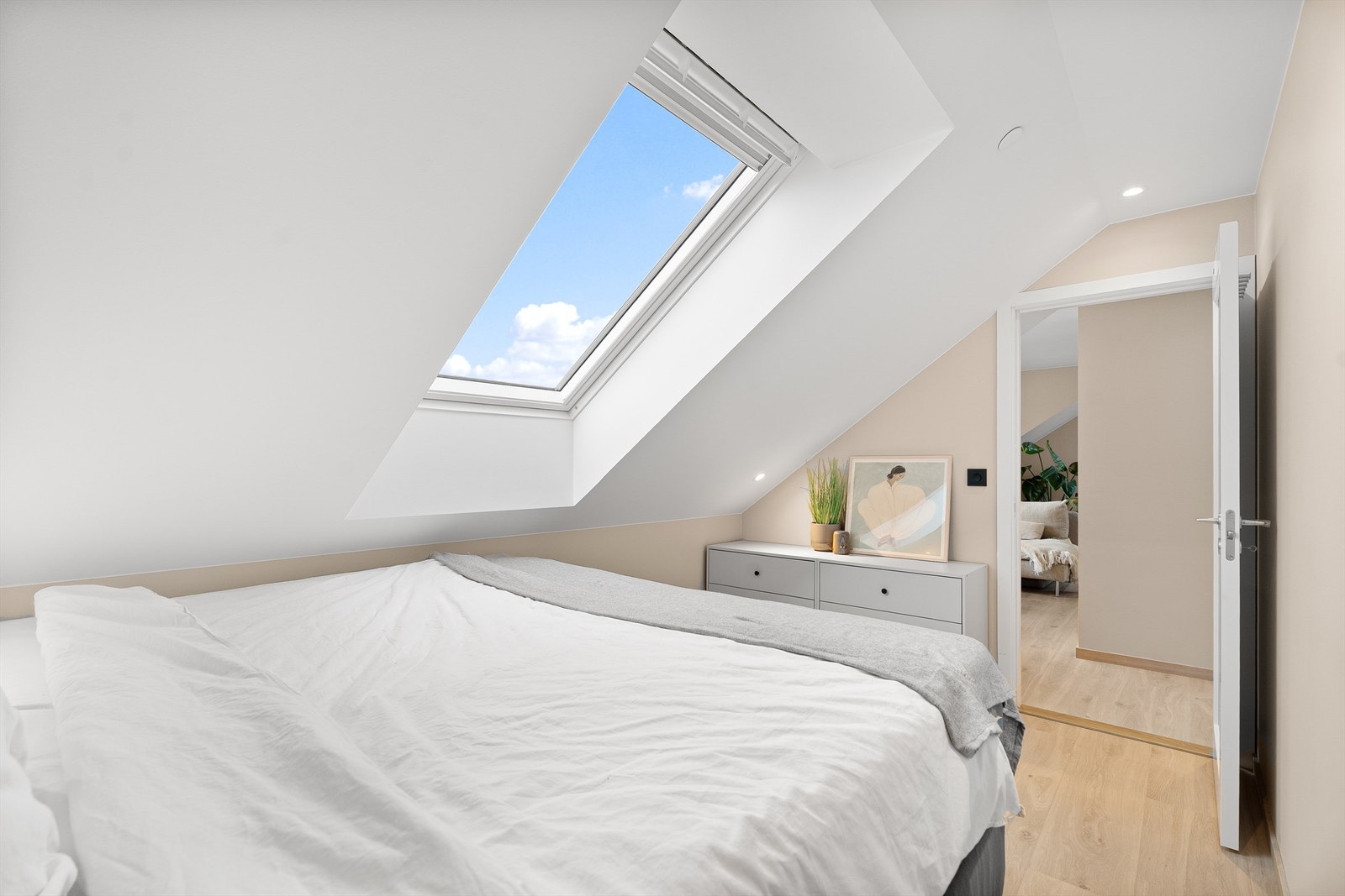 Det er også plass til en mindre skrivebord eller kommode. Galleribilde