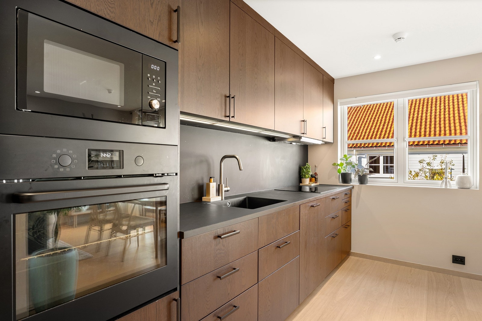 Det medfølger integrerte hvitevarer som stekeovn, mikrobølgeovn, koketopp, oppvaskmaskin og kjøleskap/frys. Galleribilde