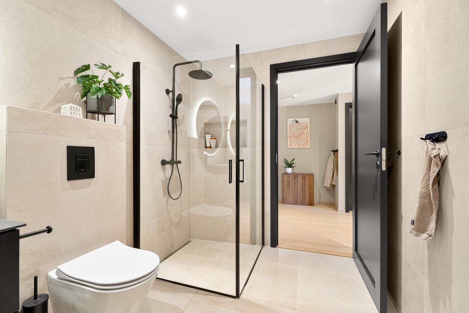 Badet er meget delikat og har flotte material- og fargekvaliteter som står i stil med resten av leiligheten. Galleribilde