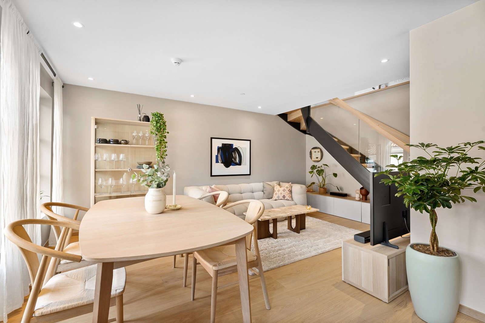 Krogsveen v/Azra Hadzic har gleden av å presentere Rådhusgata 52 - en sjarmerende og oppusset 4-roms andelsleilighet vendt mot bakgård. (Foto: Hans Nøstdahl) Galleribilde