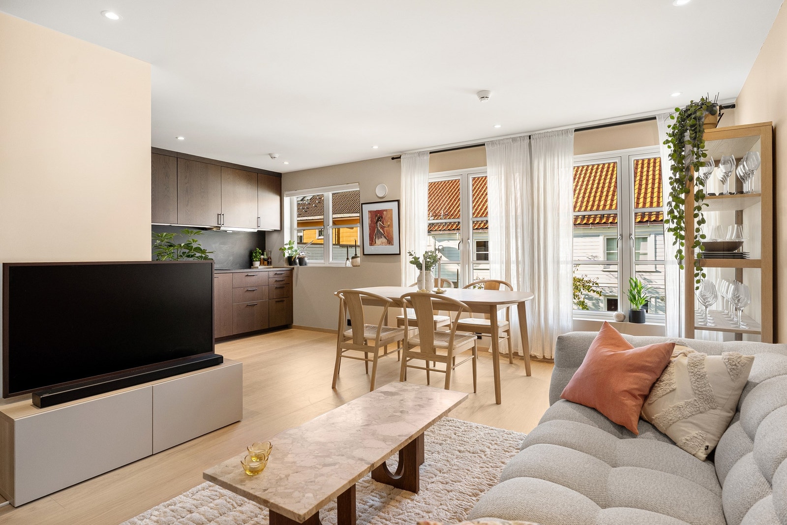 Leiligheten går over to plan og har bl.a. en åpen kjøkken/stue løsning i hovedetasjen. (Foto: Hans Nøstdahl) Galleribilde