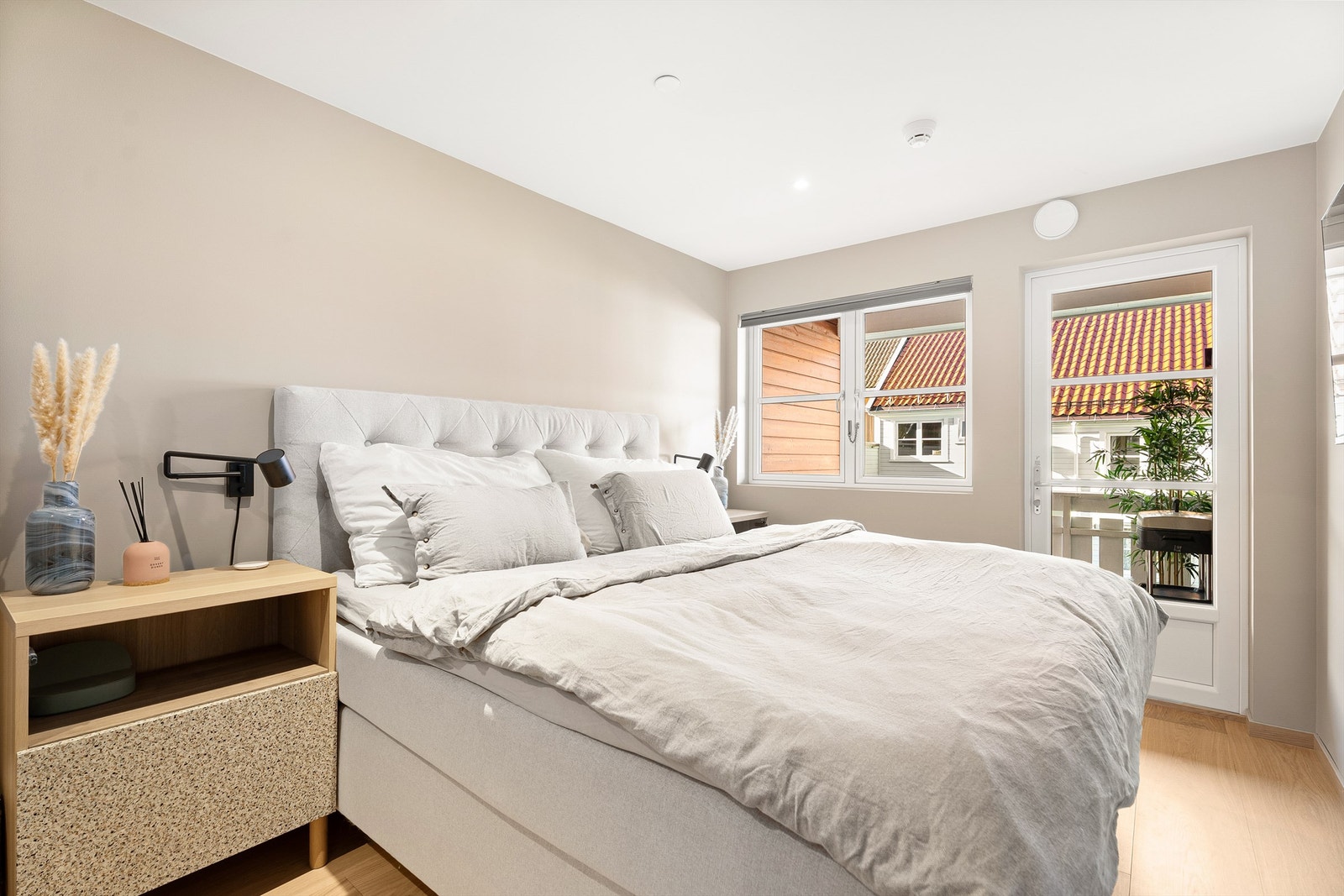 Soverommet er av god størrelse med plass til dobeltseng og tilhørende møblement. Galleribilde